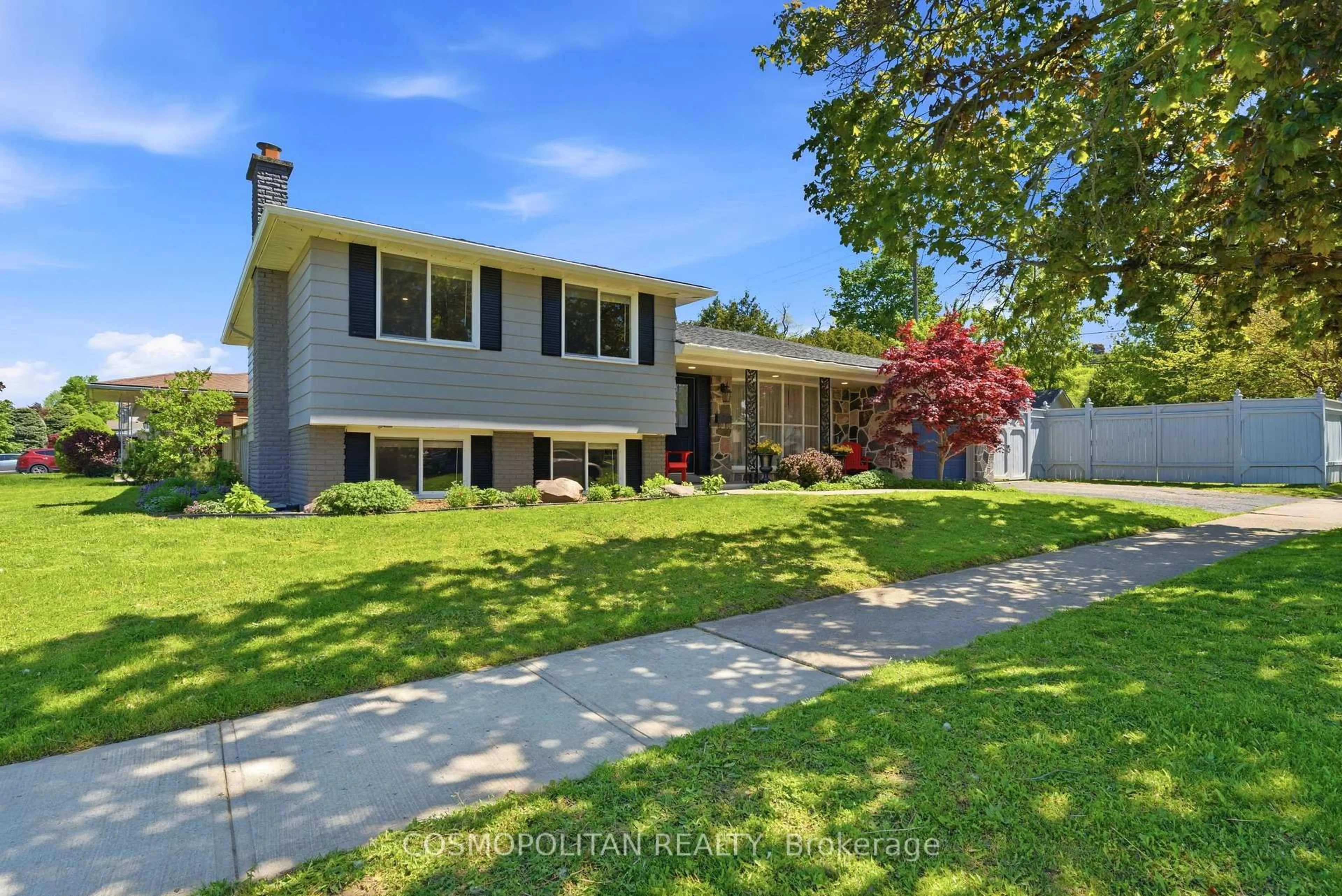 Home with vinyl exterior material, street for 82 Stoney Brook Dr, Hamilton Ontario L8G 3V6