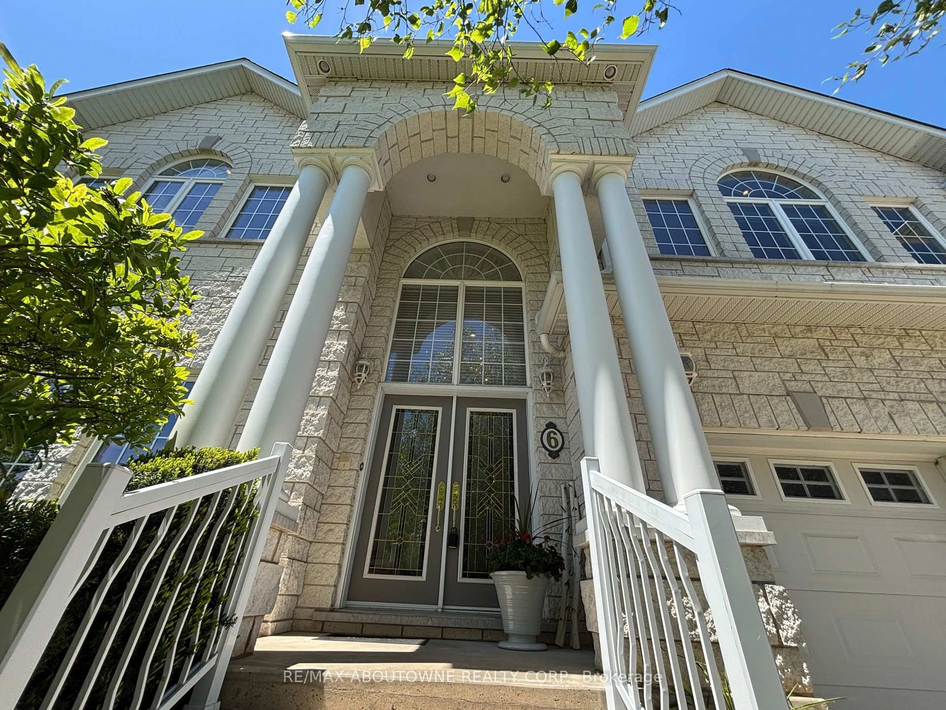 Indoor foyer for 6 Fourseasons Dr, Hamilton Ontario L8E 5Y5
