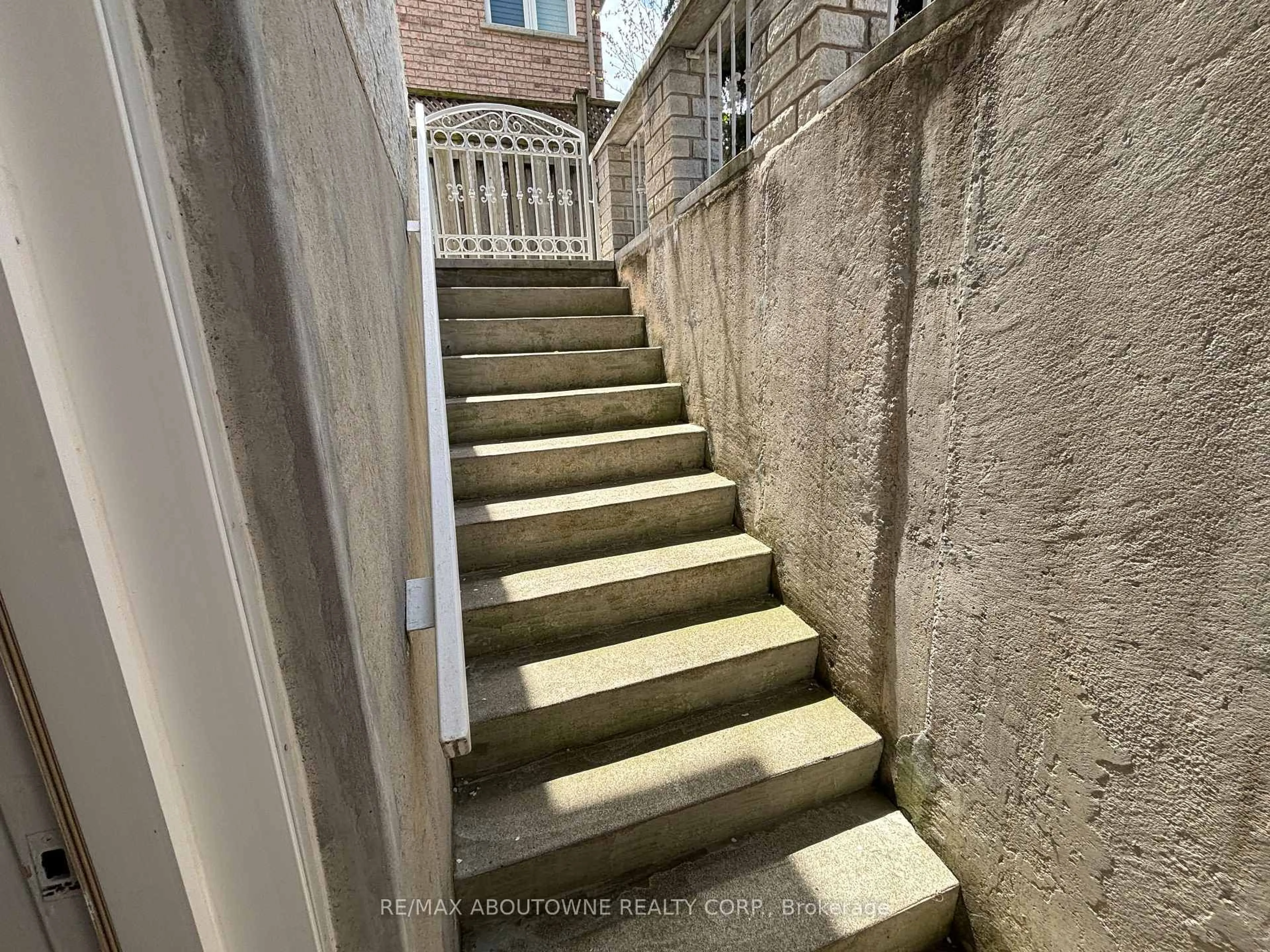 Stairs for 6 Fourseasons Dr, Hamilton Ontario L8E 5Y5