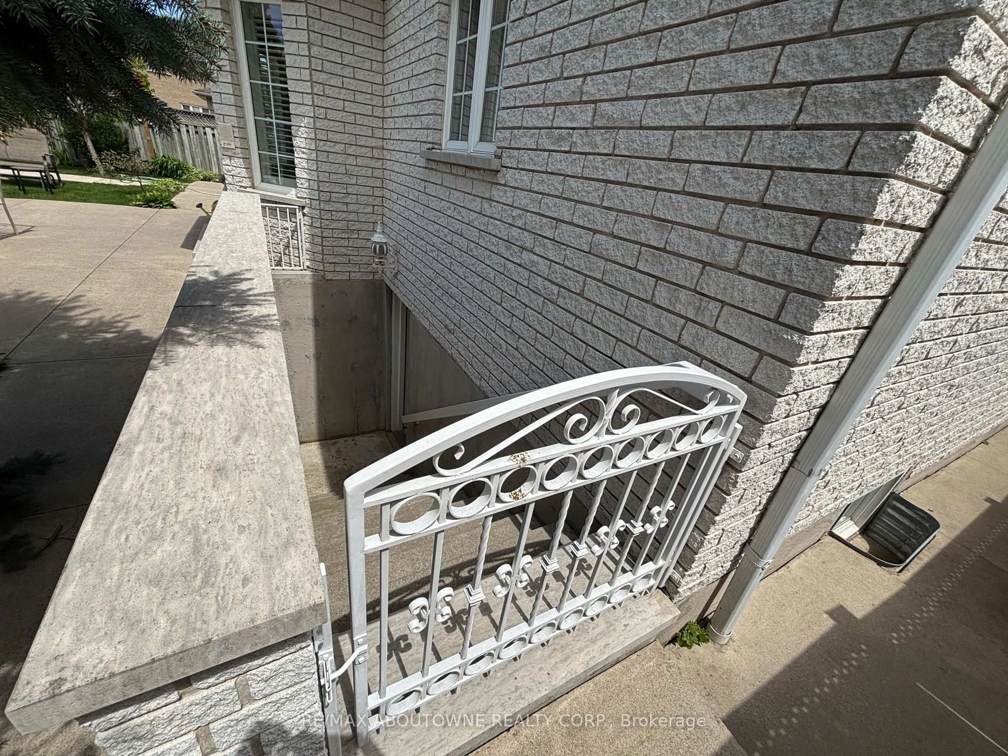Balcony in the apartment, street for 6 Fourseasons Dr, Hamilton Ontario L8E 5Y5
