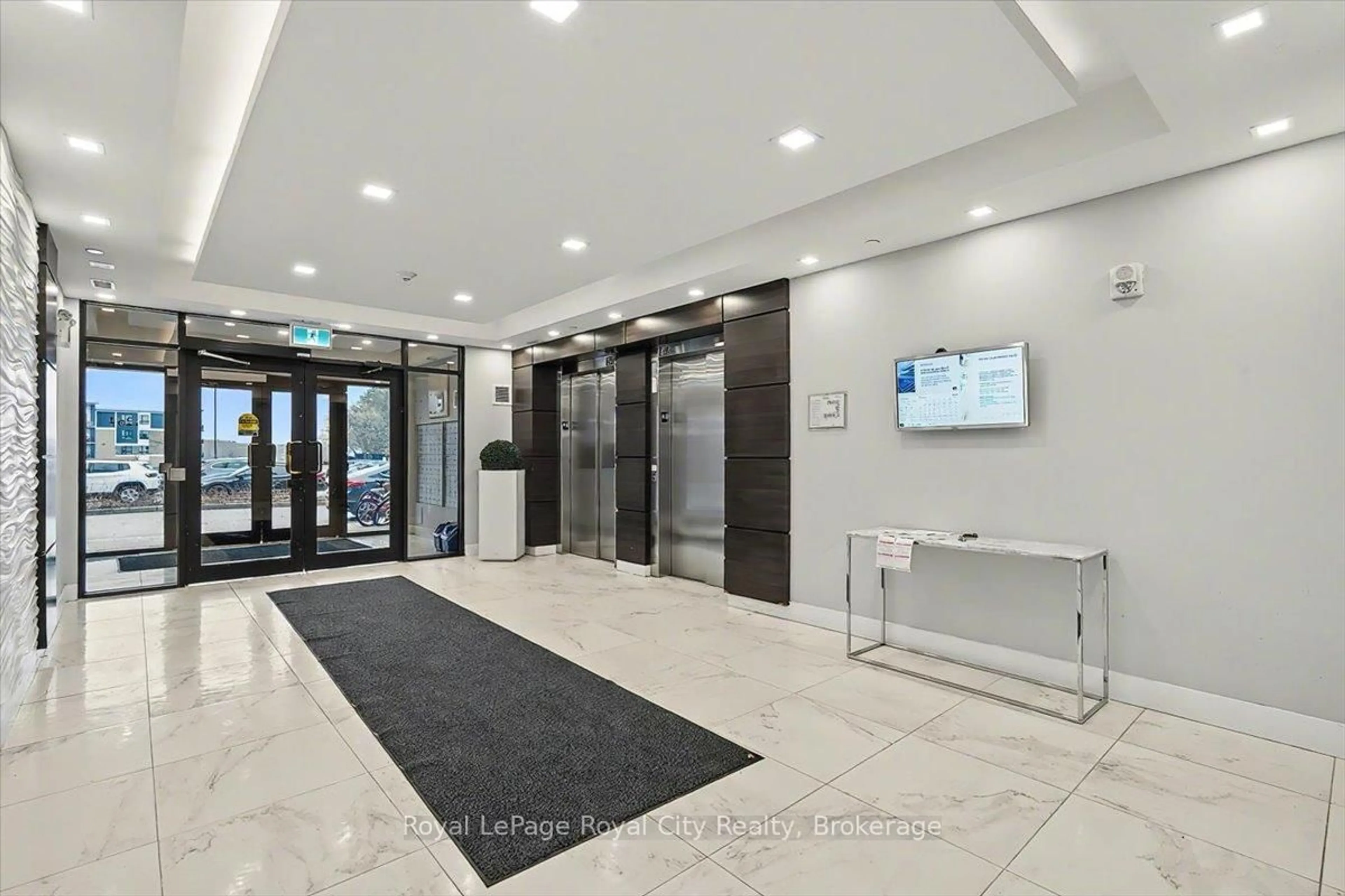 Indoor foyer for 1284 Gordon St #120, Guelph Ontario N1L 0M8