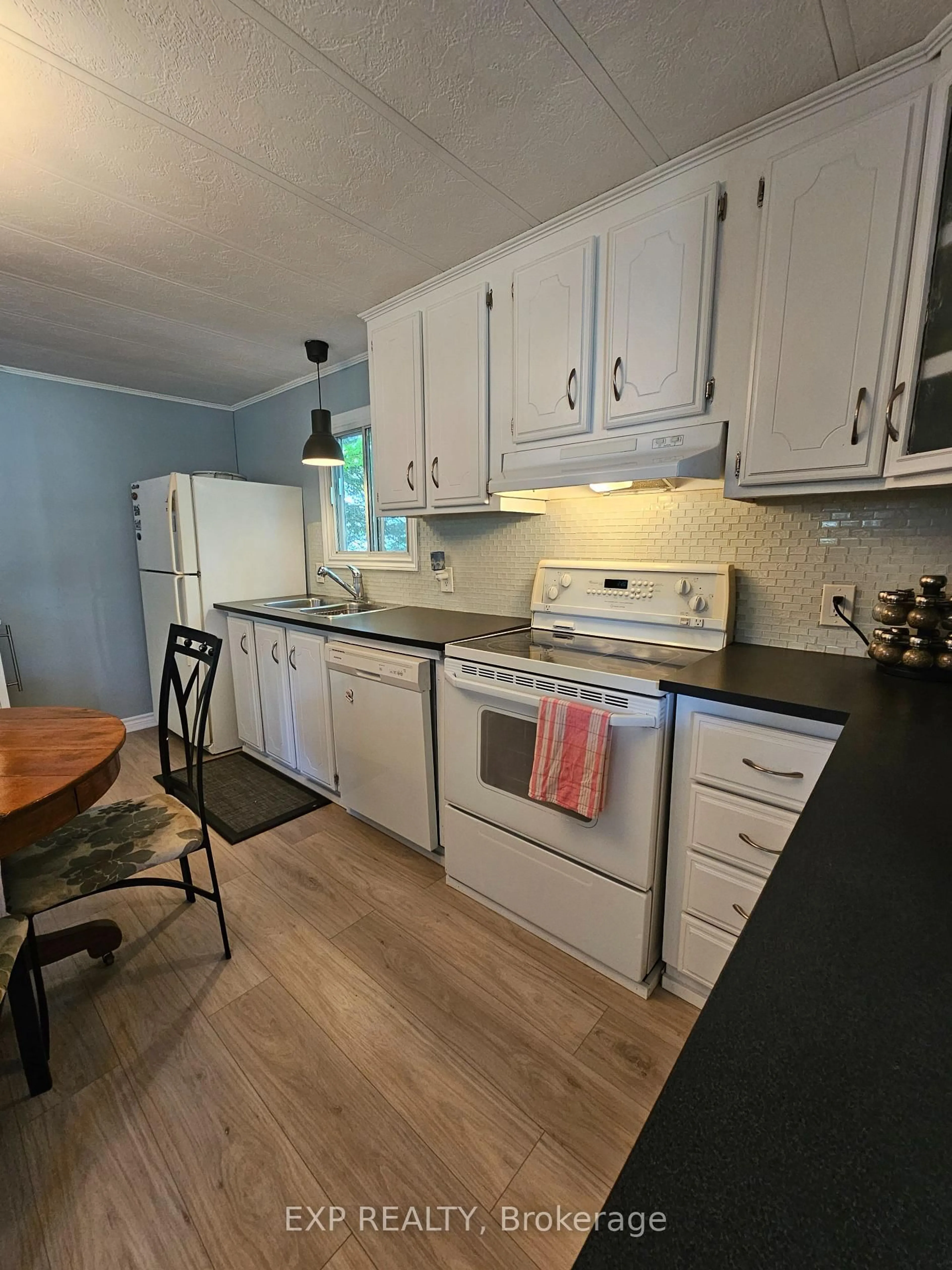 Standard kitchen, unknown for 108 Hutt Rd, Augusta Ontario K6V 5T2