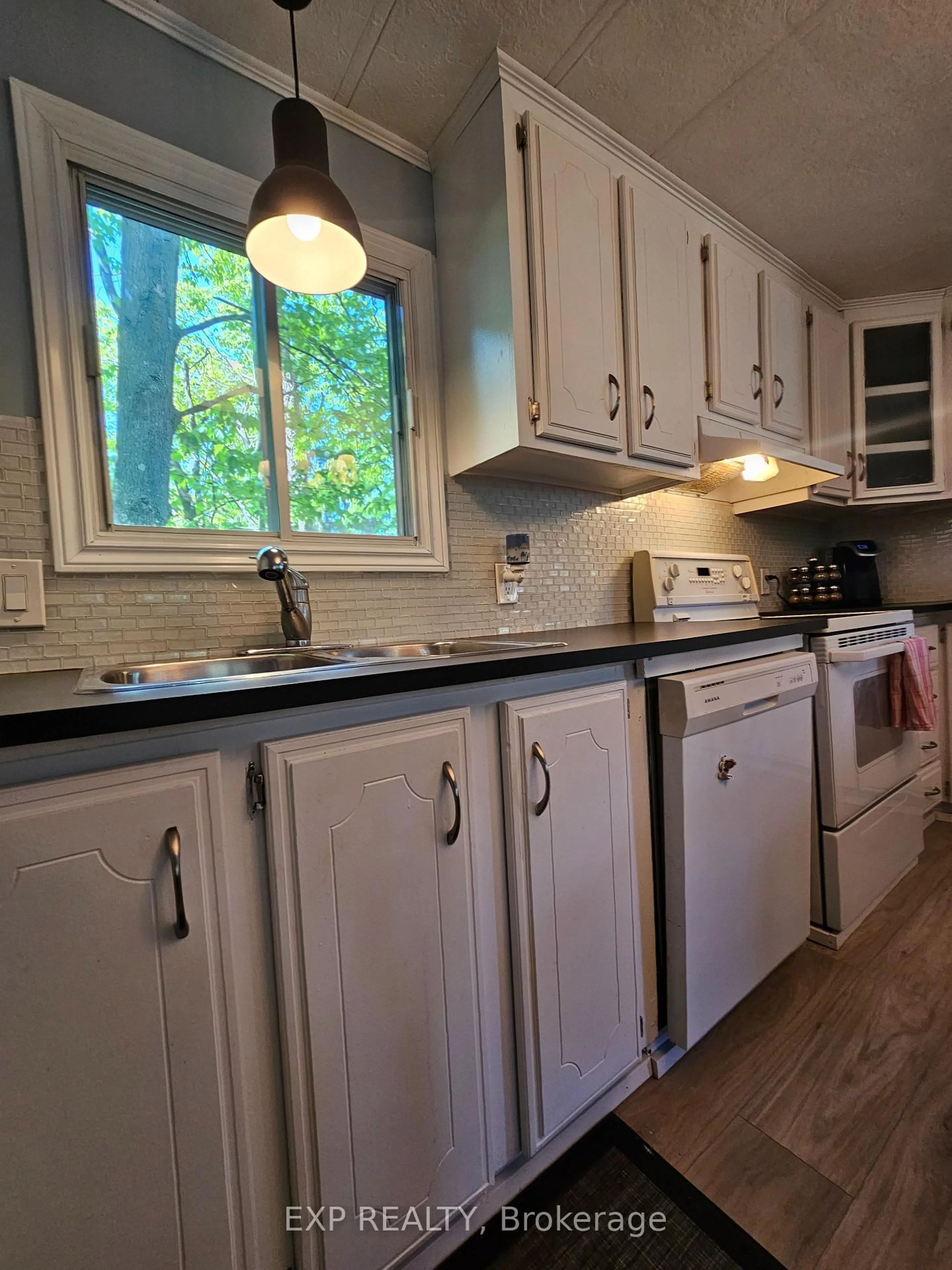 Standard kitchen, wood/laminate floor for 108 Hutt Rd, Augusta Ontario K6V 5T2