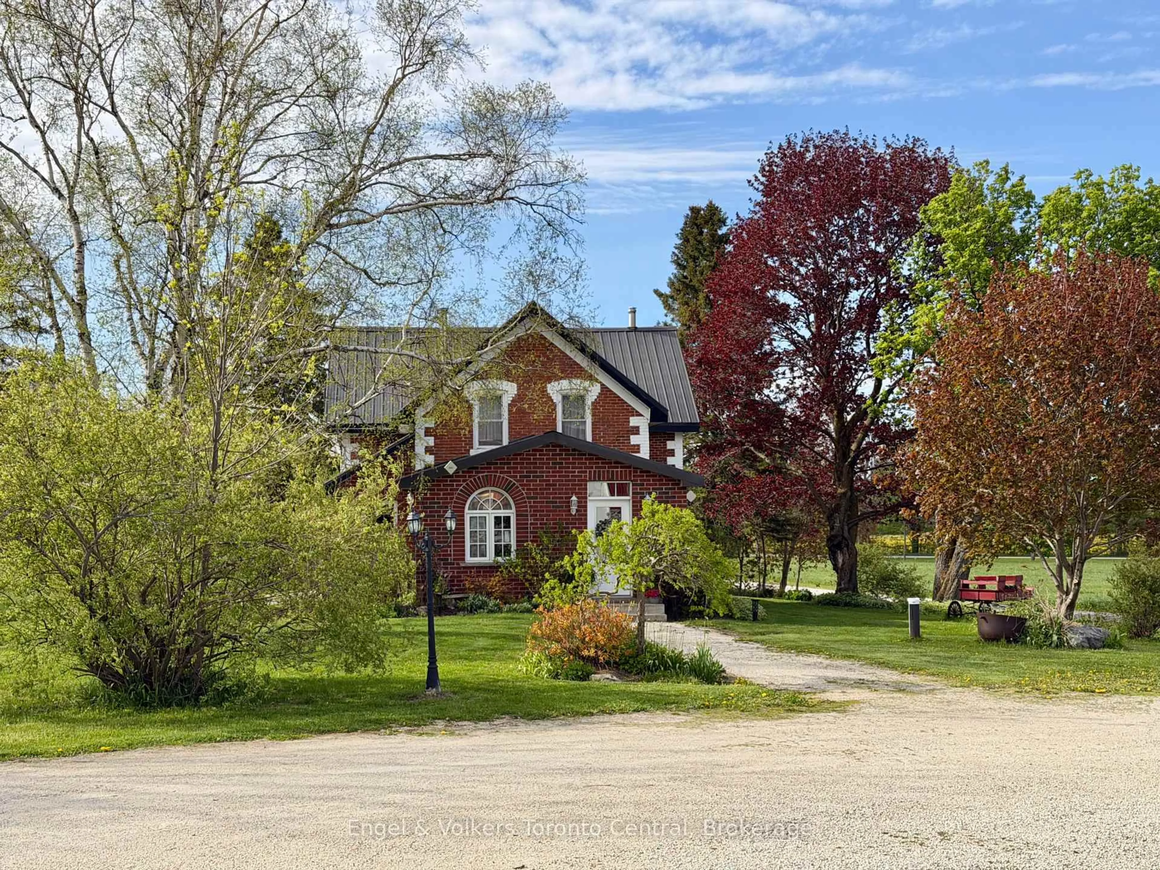 A pic from outside/outdoor area/front of a property/back of a property/a pic from drone, street for 268 FOX RIDGE Rd, Grey Highlands Ontario N0H 1J0