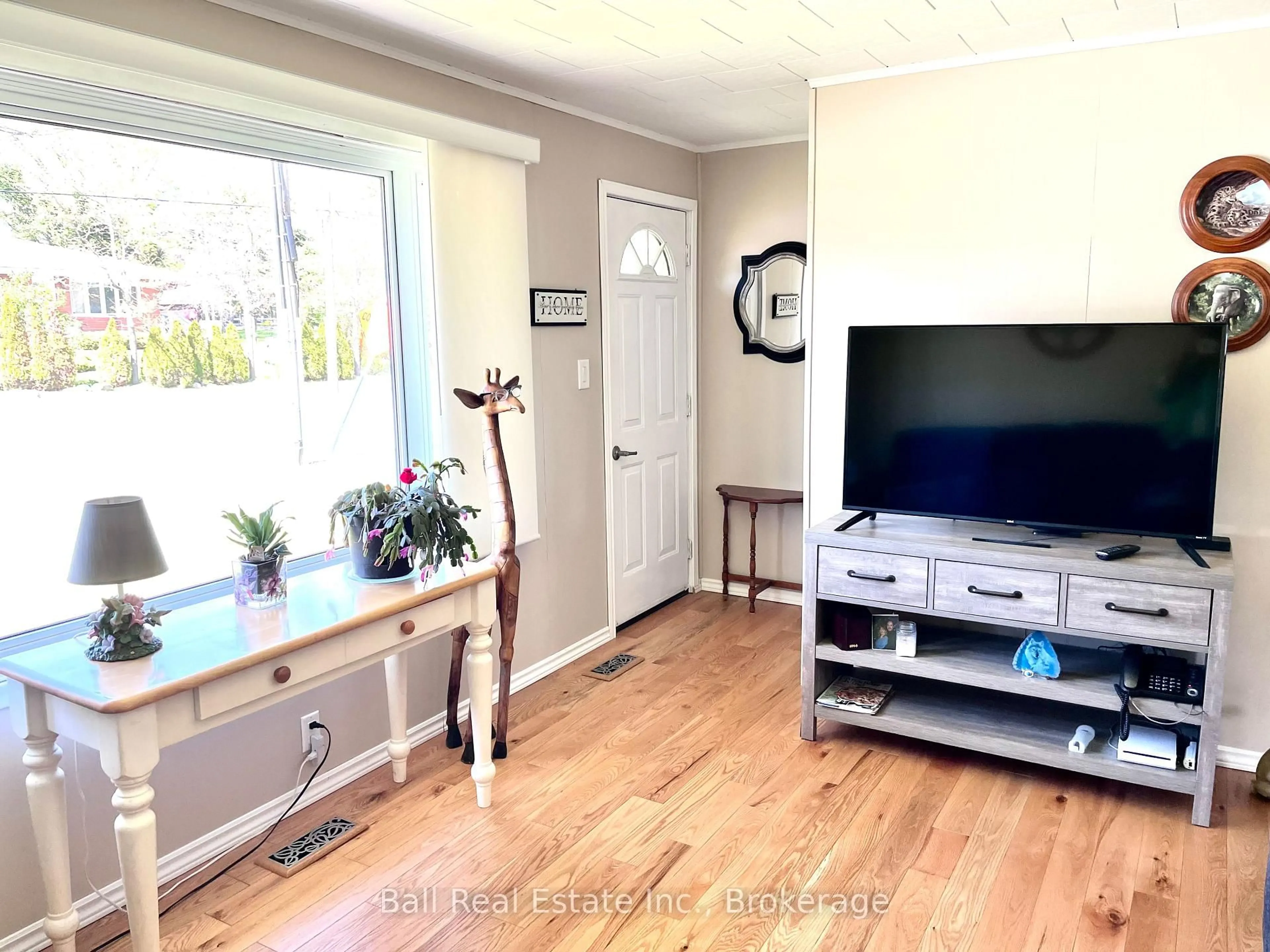 Living room with furniture, wood/laminate floor for 98 George St, Havelock-Belmont-Methuen Ontario K0L 1Z0