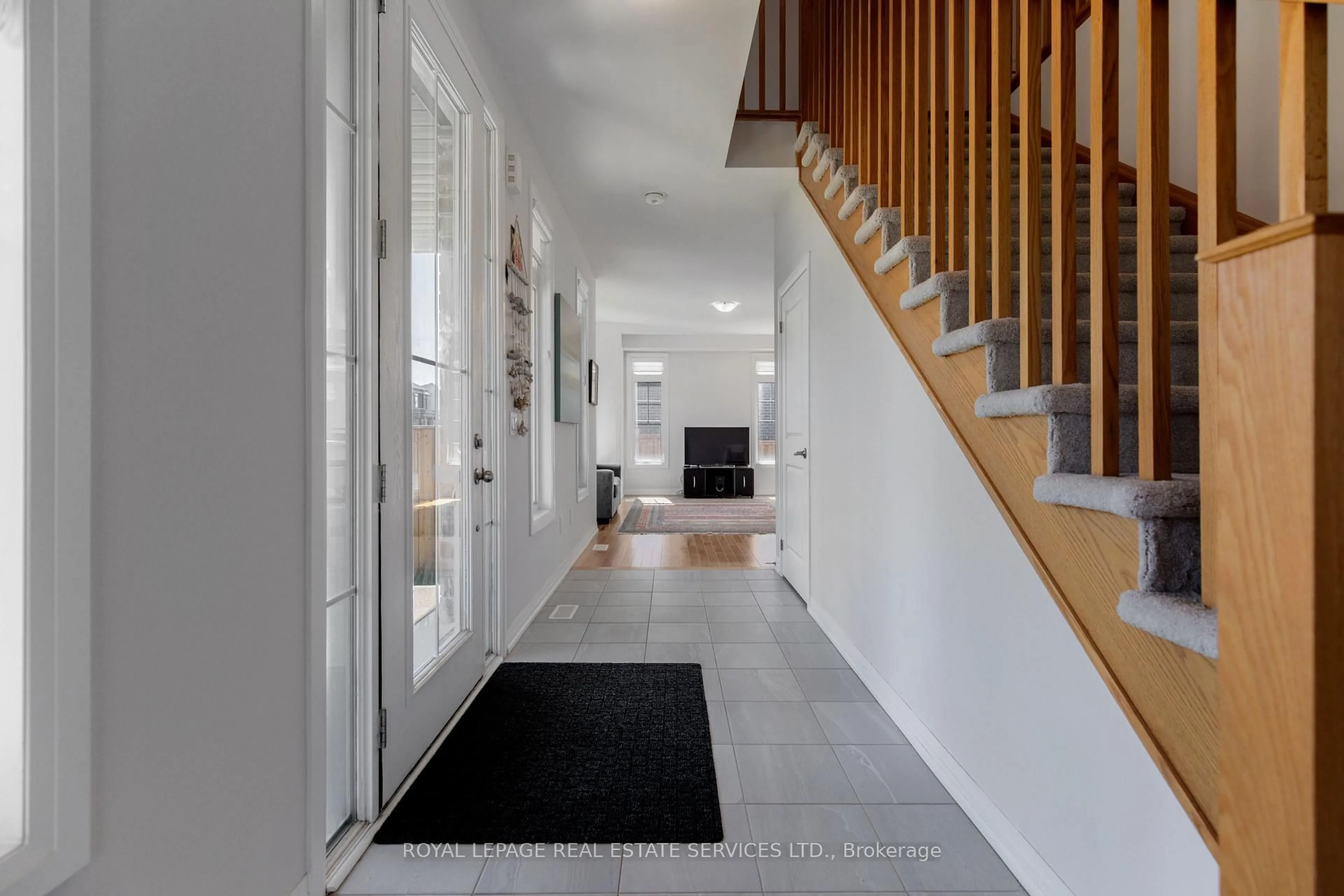 Indoor entryway for 256 Rosebury Way, Hamilton Ontario L0R 1W0