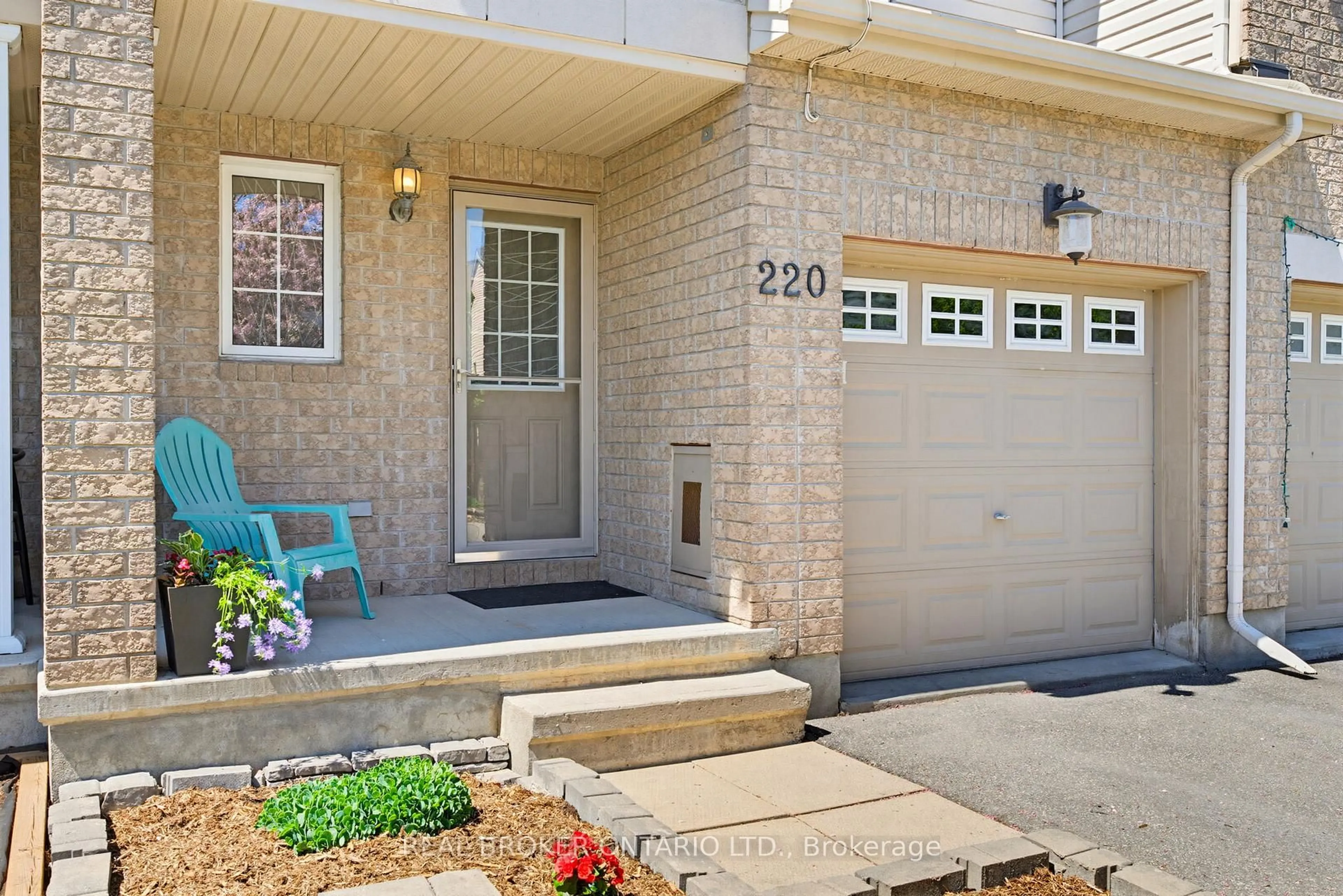 Indoor entryway for 220 Opus St, Ottawa Ontario K2S 0J2