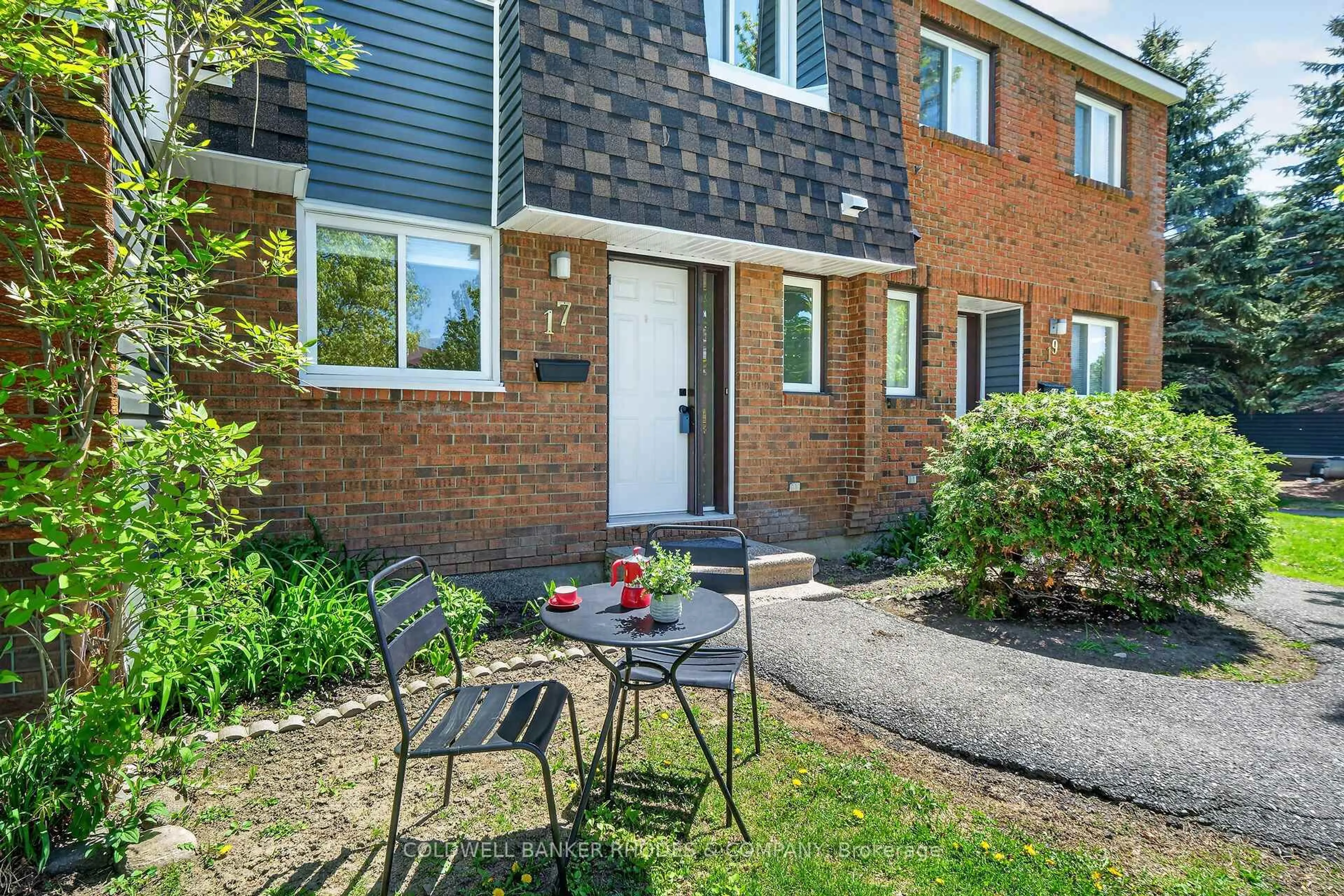 Patio, street for 17 Pixley Private, Ottawa Ontario K1G 4C3