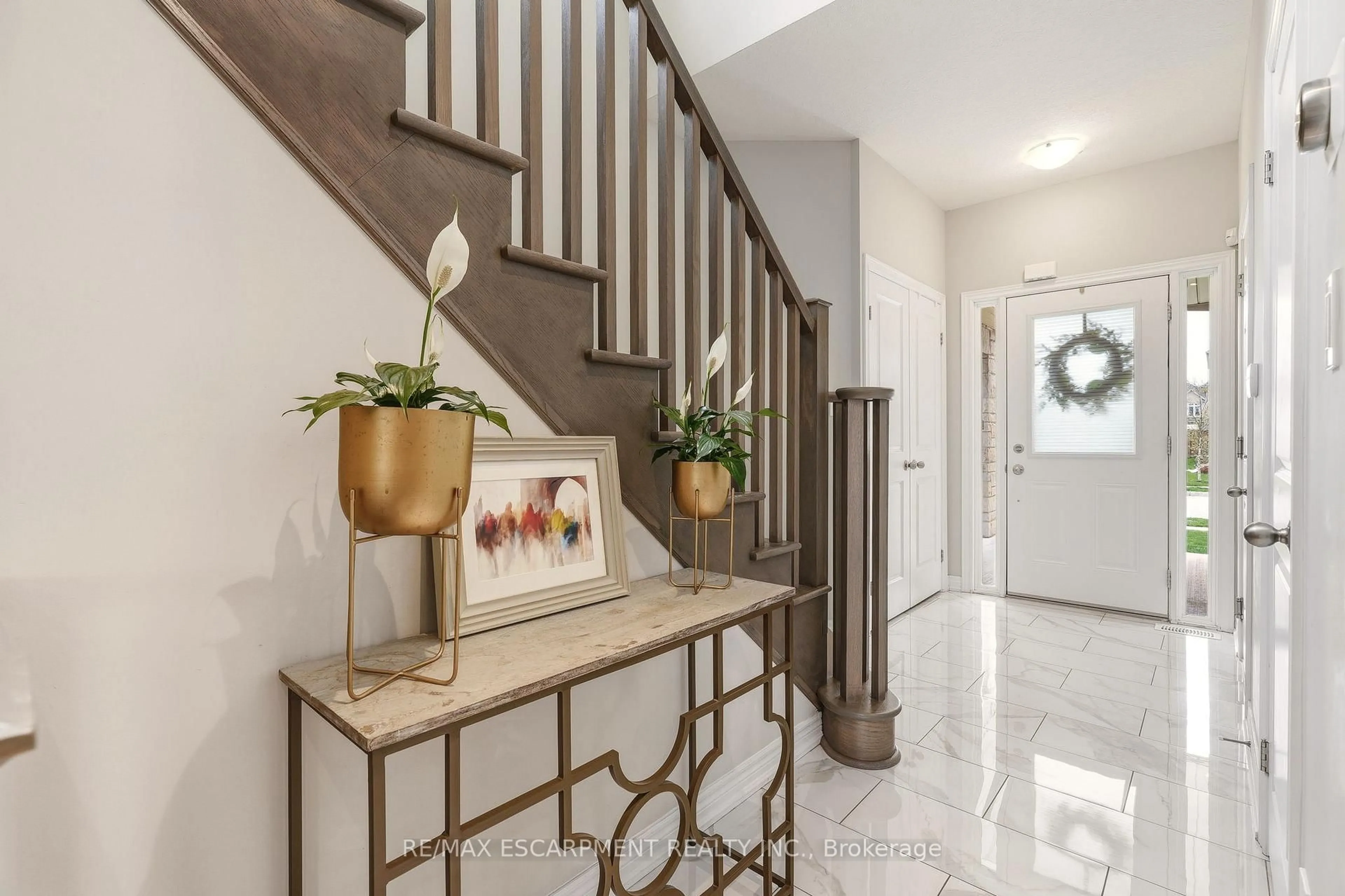 Indoor entryway for 131 Sonoma Lane, Hamilton Ontario L8E 0J9