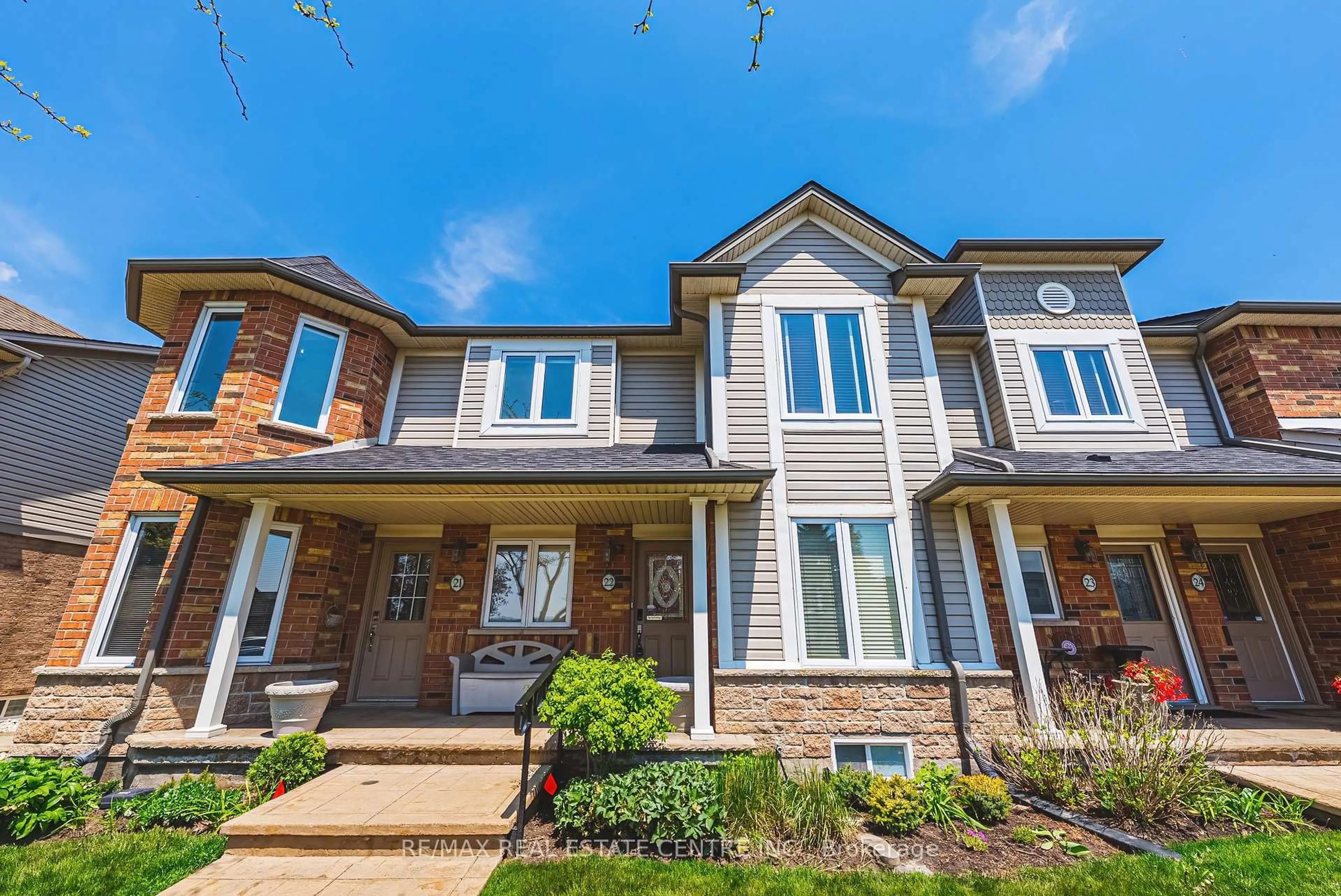 Home with brick exterior material, street for 515 North Service Rd #22, Hamilton Ontario L8E 5X6