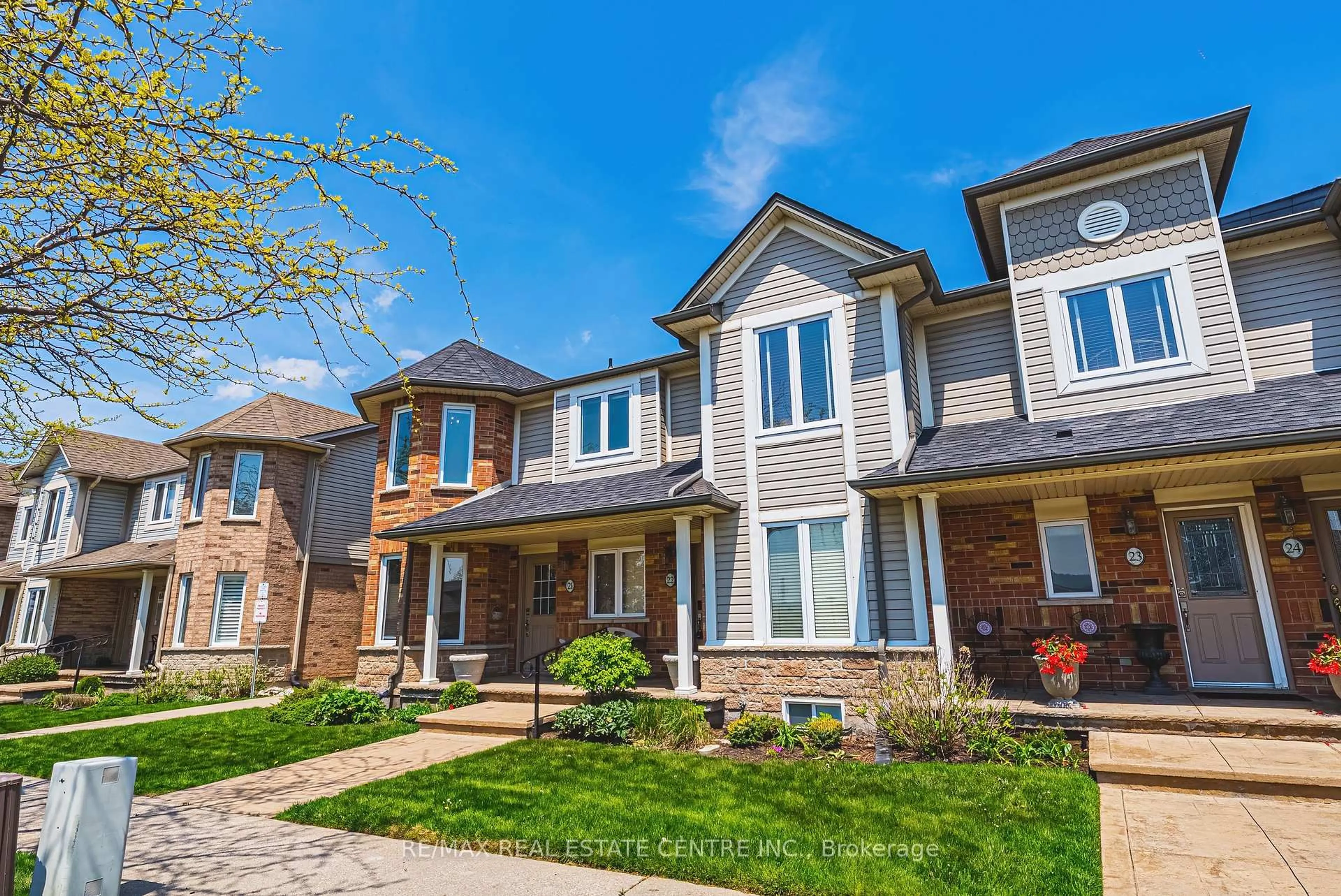 Home with brick exterior material, street for 515 North Service Rd #22, Hamilton Ontario L8E 5X6