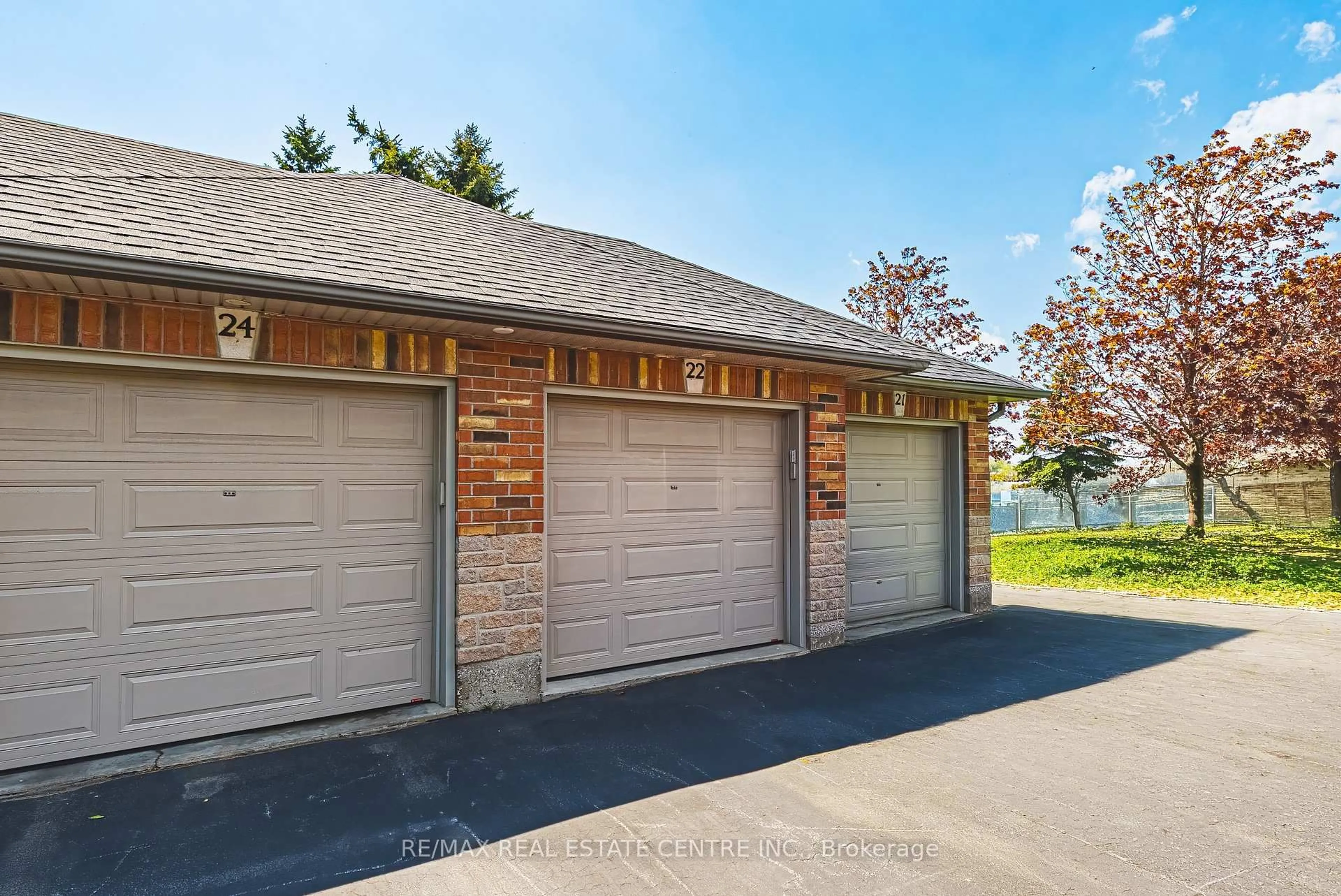 Indoor garage for 515 North Service Rd #22, Hamilton Ontario L8E 5X6