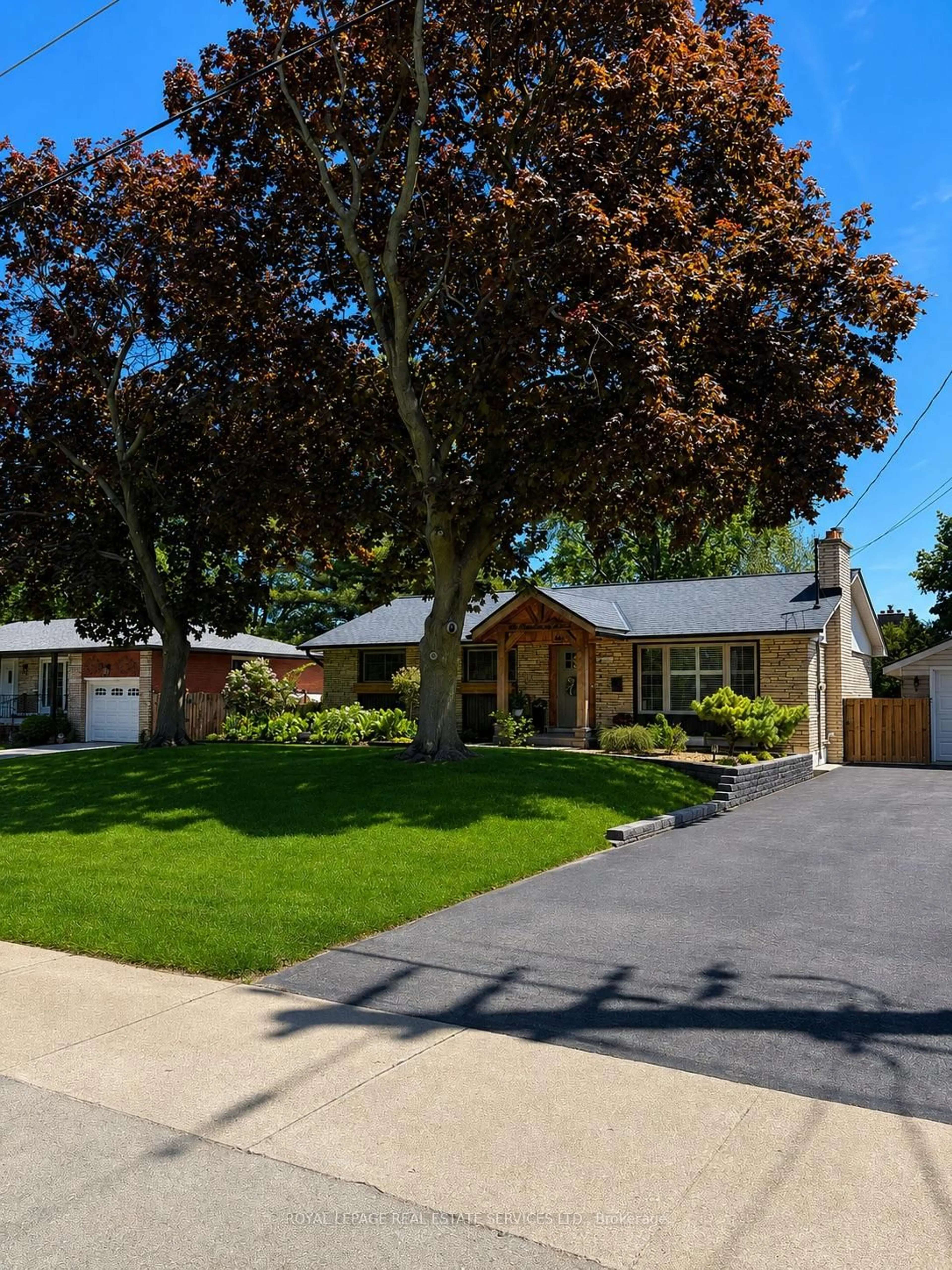 Home with vinyl exterior material, street for 20 Casablanca Blvd, Grimsby Ontario L3M 3Z1