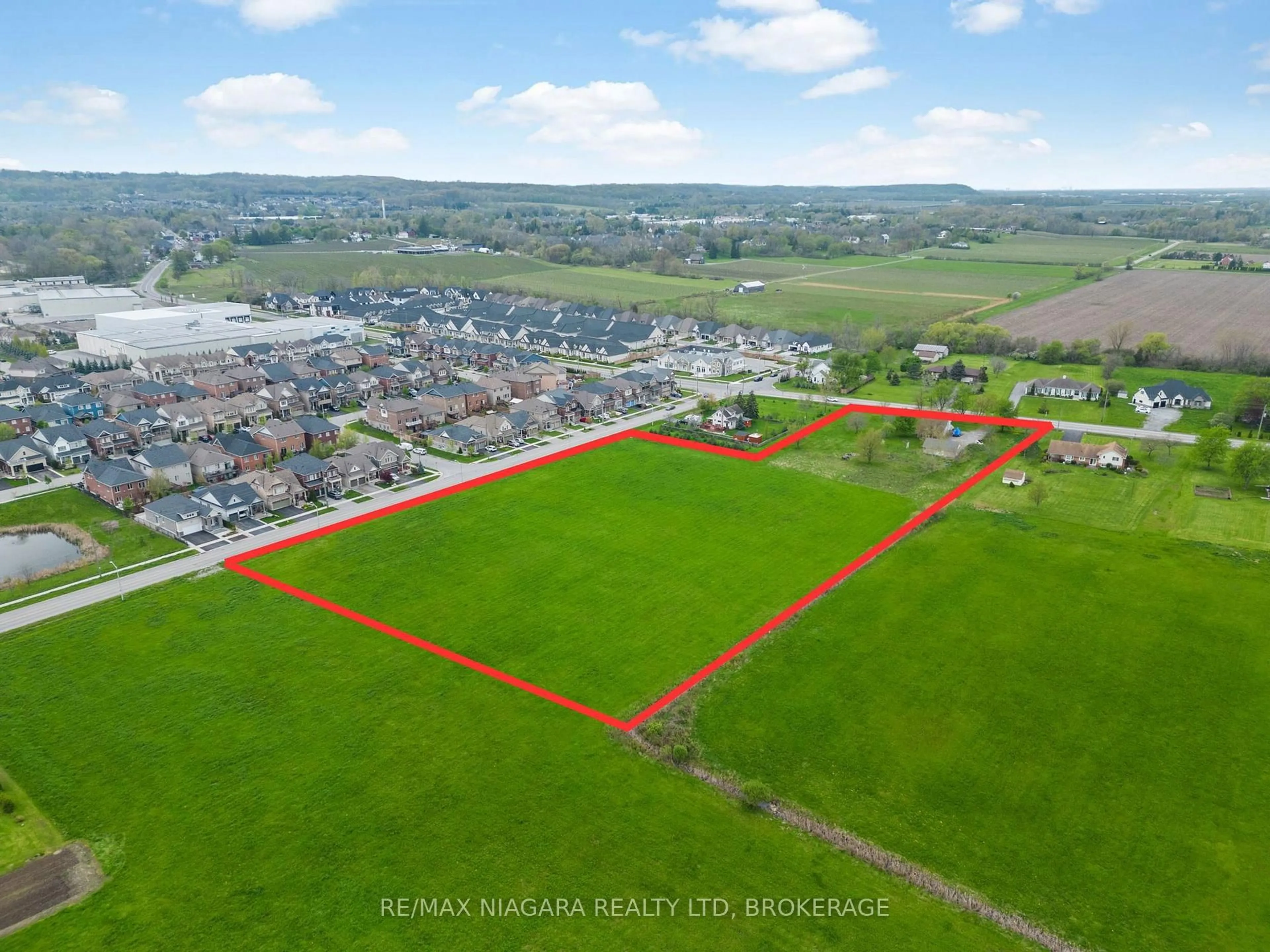 A pic from outside/outdoor area/front of a property/back of a property/a pic from drone, mountain view for 433 Four Mile Creek Rd, Niagara-on-the-Lake Ontario L0S 1N0