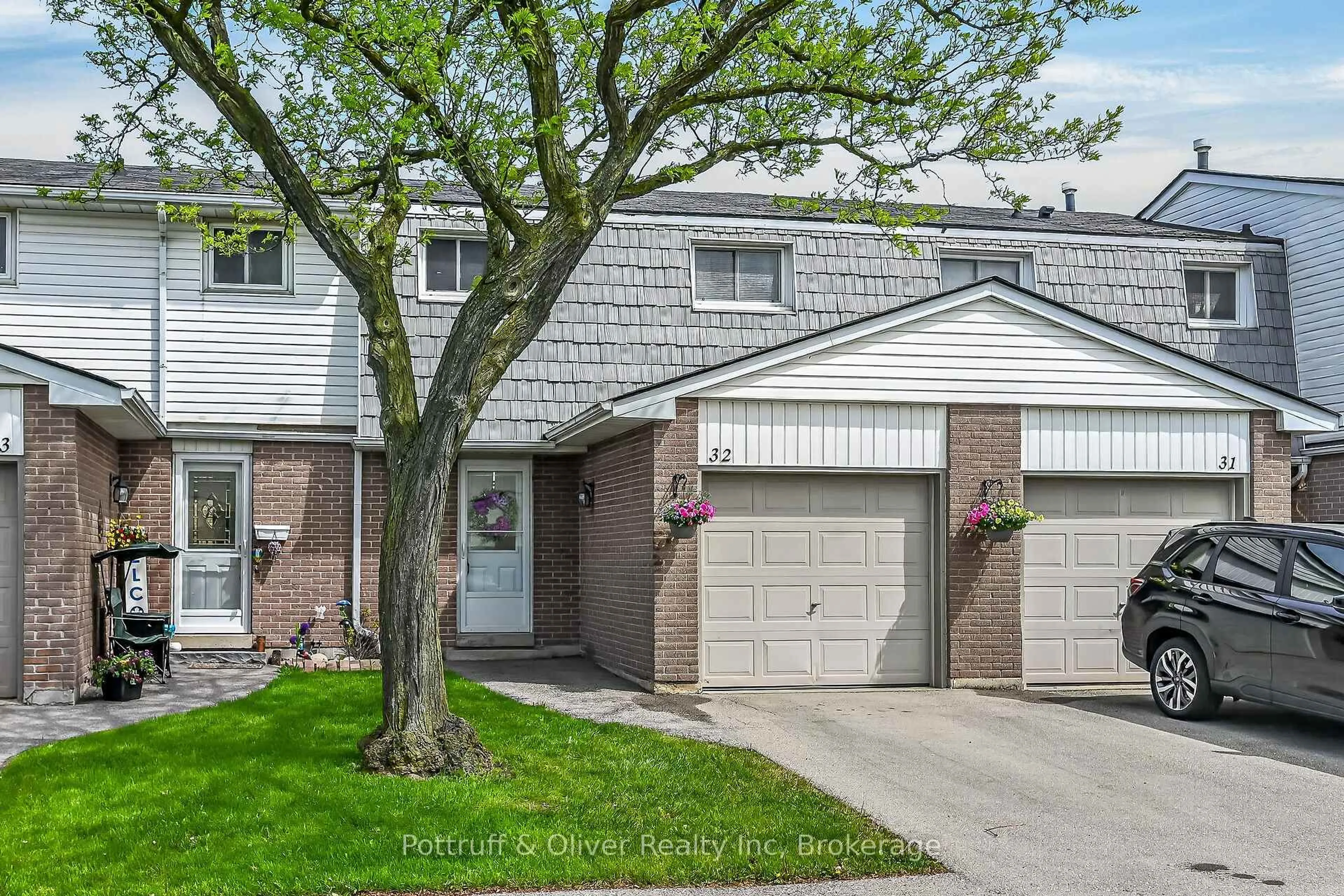 Home with brick exterior material, street for 1350 Limeridge Rd #32, Hamilton Ontario L8W 1L6