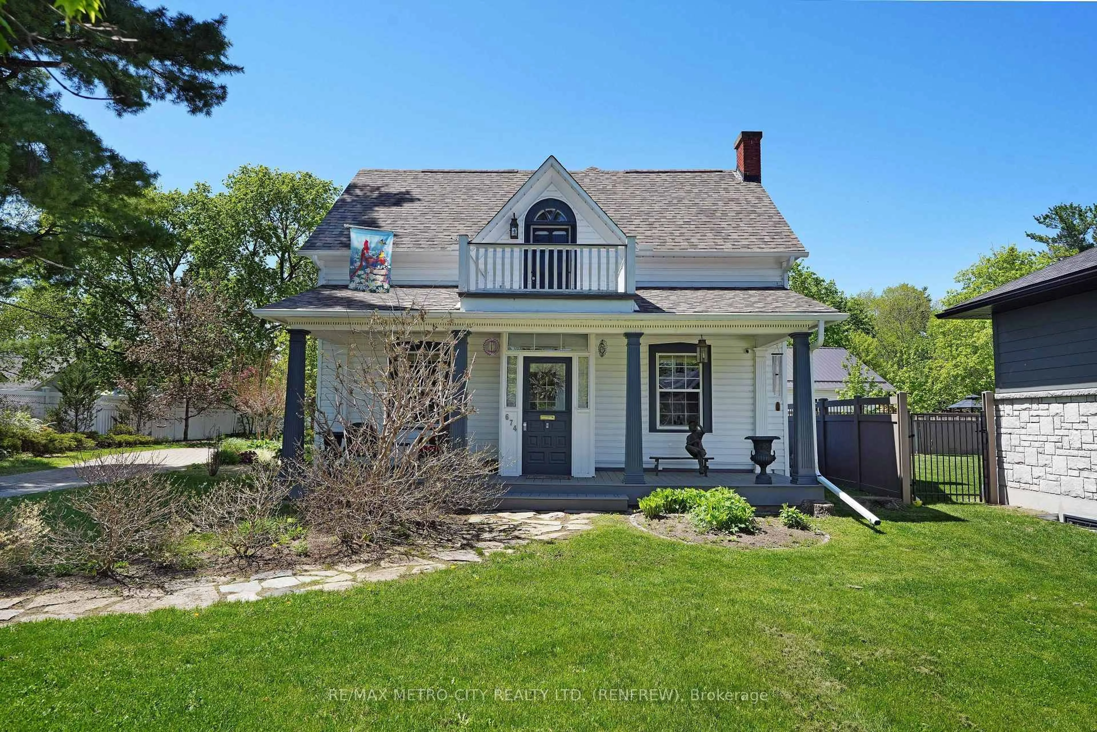 A pic from outside/outdoor area/front of a property/back of a property/a pic from drone, street for 674 RAGLAN St, Renfrew Ontario K7V 1S2