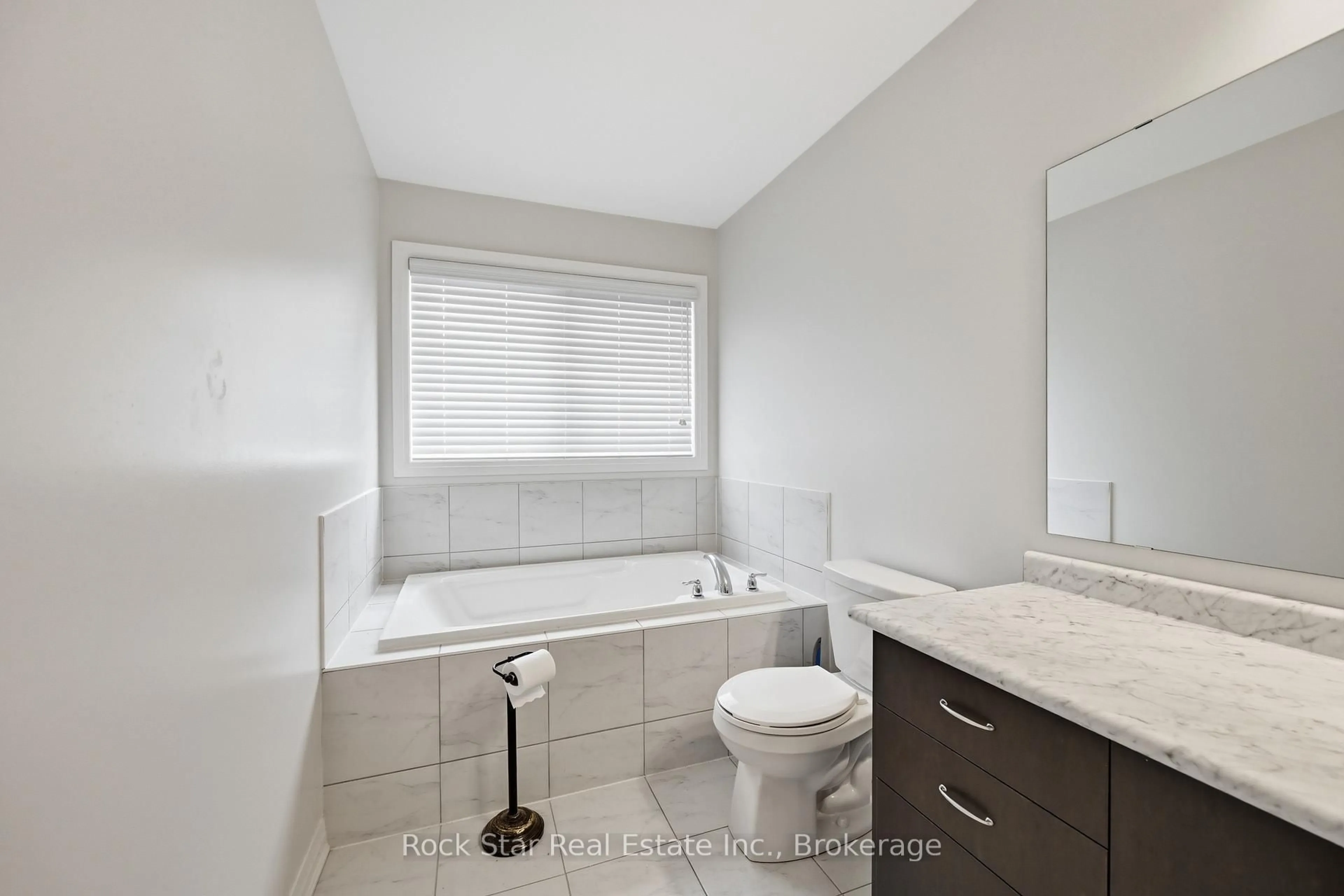 Contemporary bathroom, ceramic/tile floor for 4042 Maitland St, Lincoln Ontario L3J 0R6