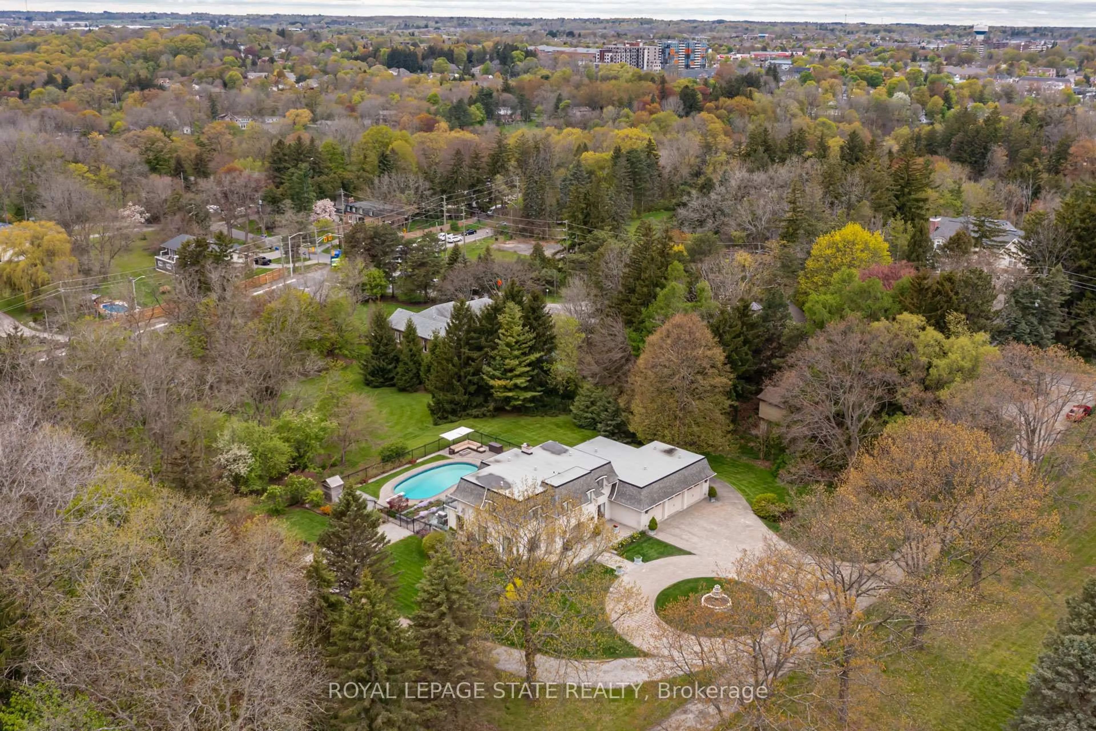 A pic from outside/outdoor area/front of a property/back of a property/a pic from drone, unknown for 342 Mountain Brow Rd, Hamilton Ontario L7P 5A3