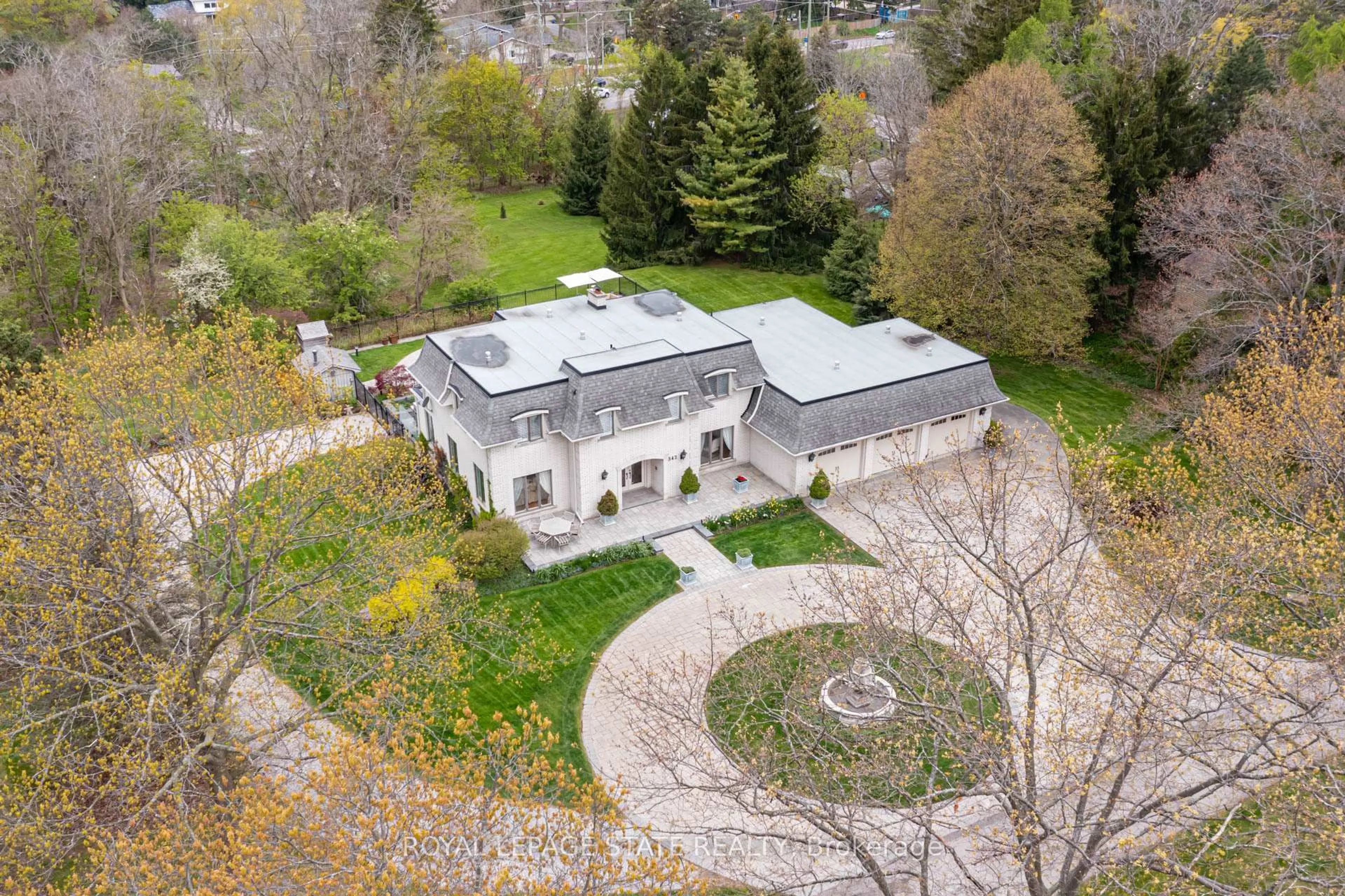 A pic from outside/outdoor area/front of a property/back of a property/a pic from drone, building for 342 Mountain Brow Rd, Hamilton Ontario L7P 5A3