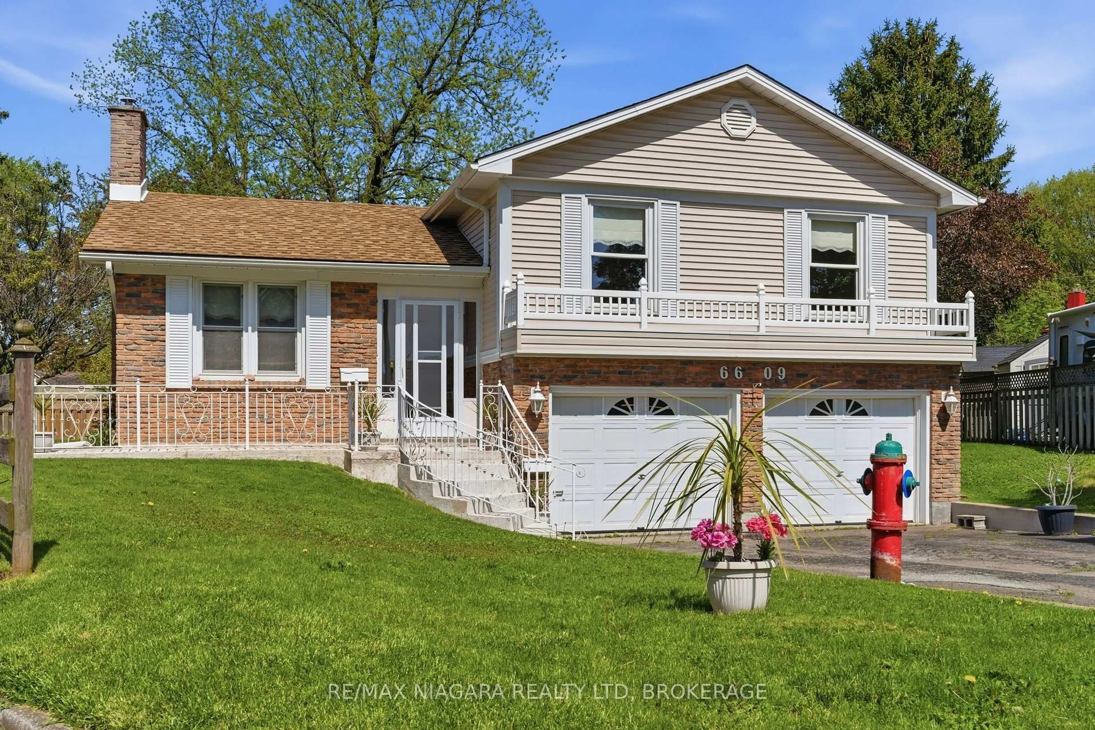 Home with vinyl exterior material, street for 6609 Leawood Crt, Niagara Falls Ontario L2G 2R1