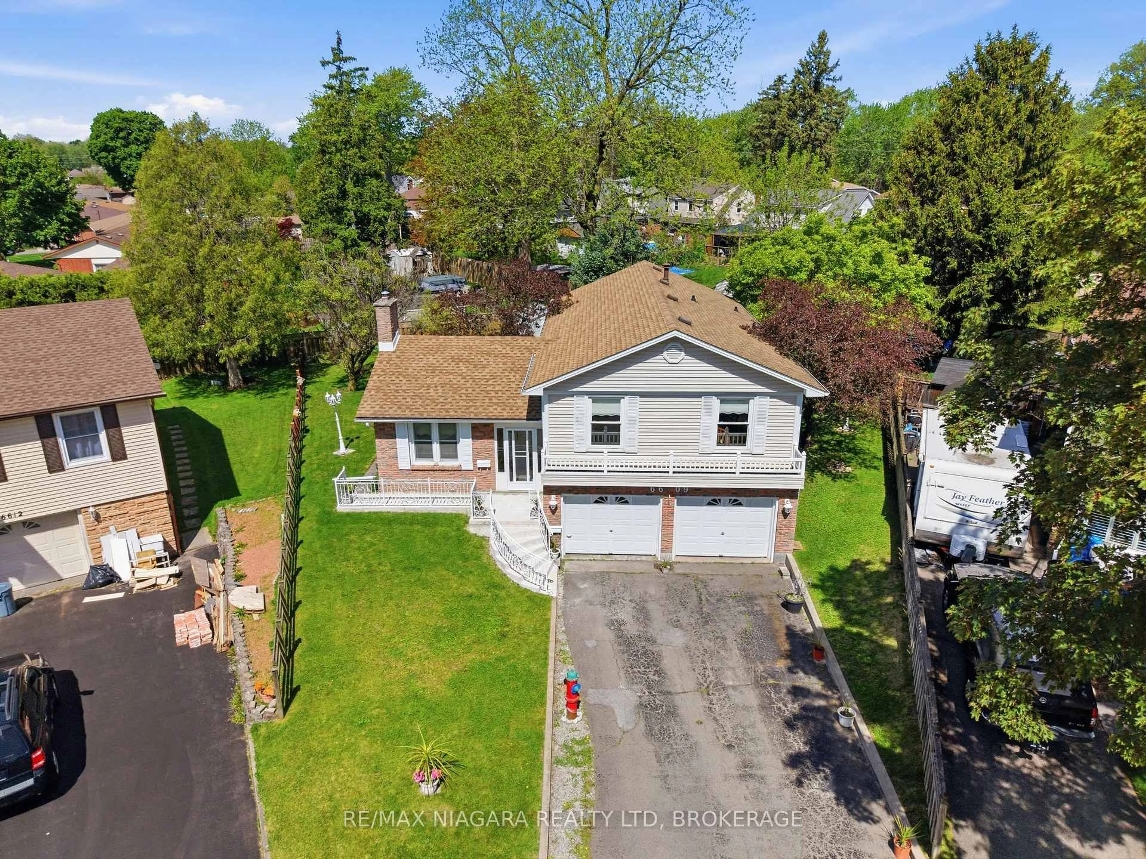 A pic from outside/outdoor area/front of a property/back of a property/a pic from drone, street for 6609 Leawood Crt, Niagara Falls Ontario L2G 2R1