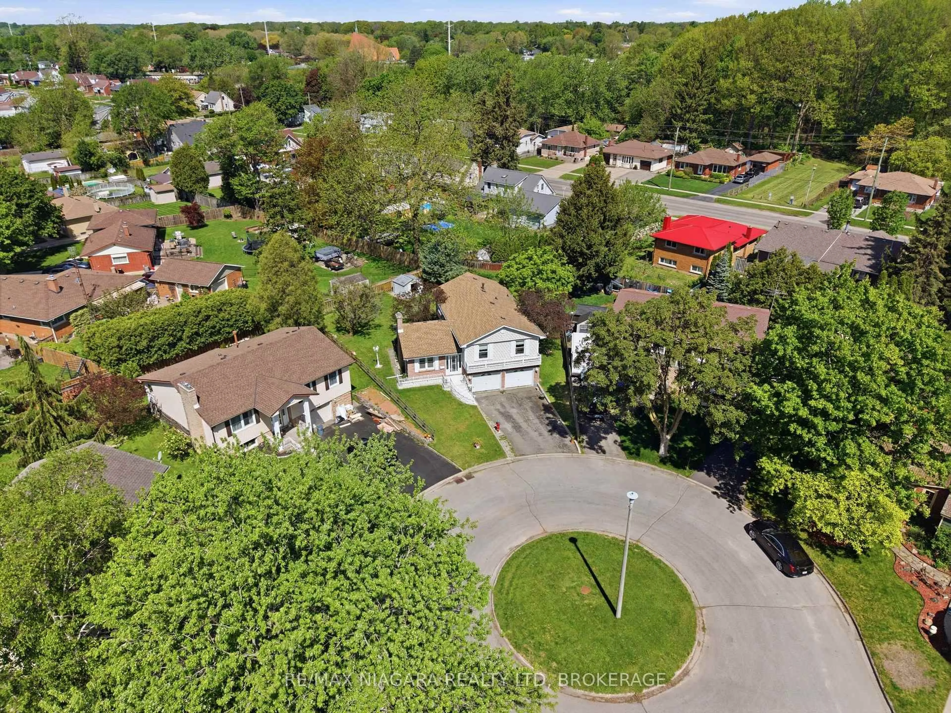 A pic from outside/outdoor area/front of a property/back of a property/a pic from drone, street for 6609 Leawood Crt, Niagara Falls Ontario L2G 2R1