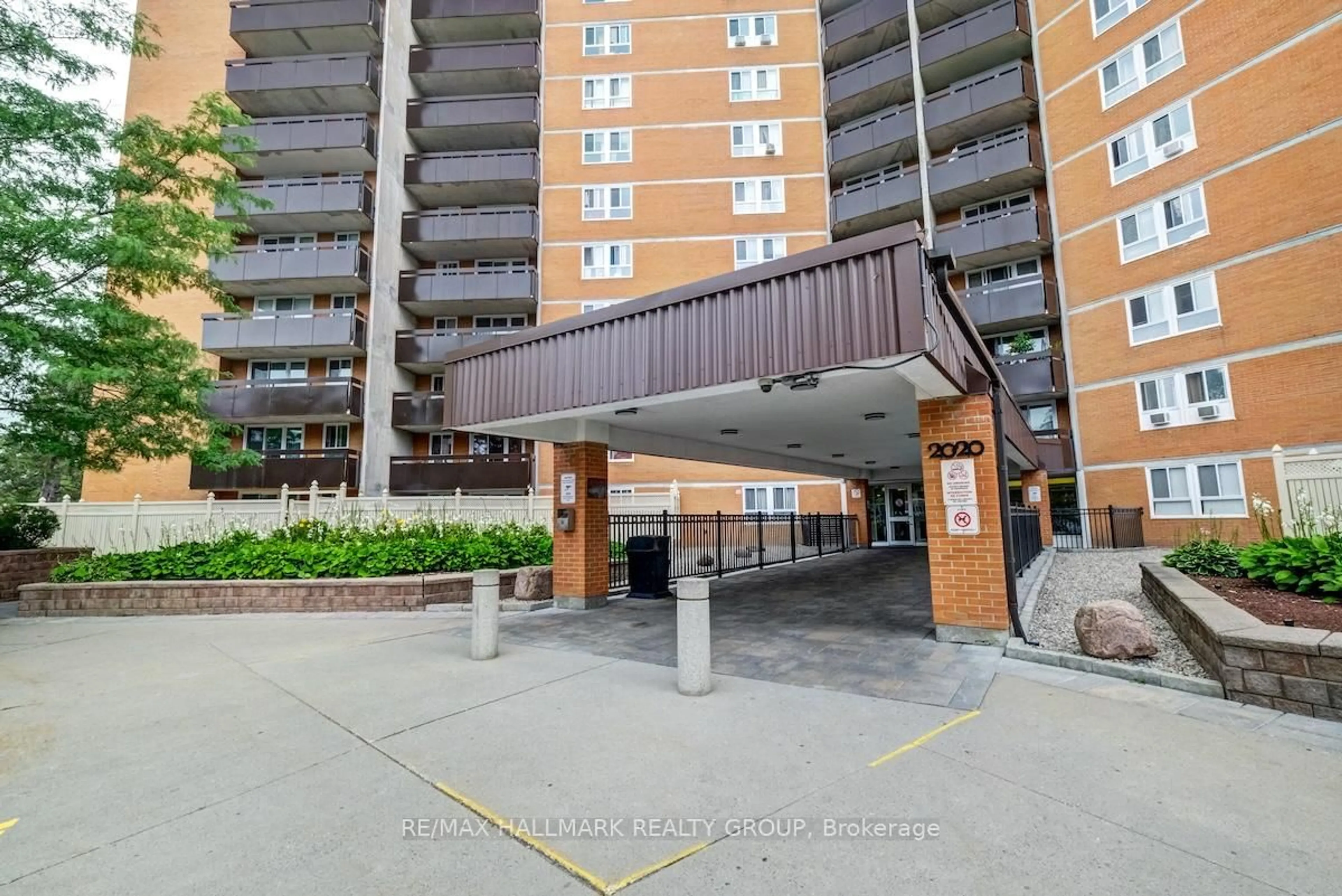 Indoor foyer for 2020 Jasmine Cres #414, Ottawa Ontario K1J 8K5