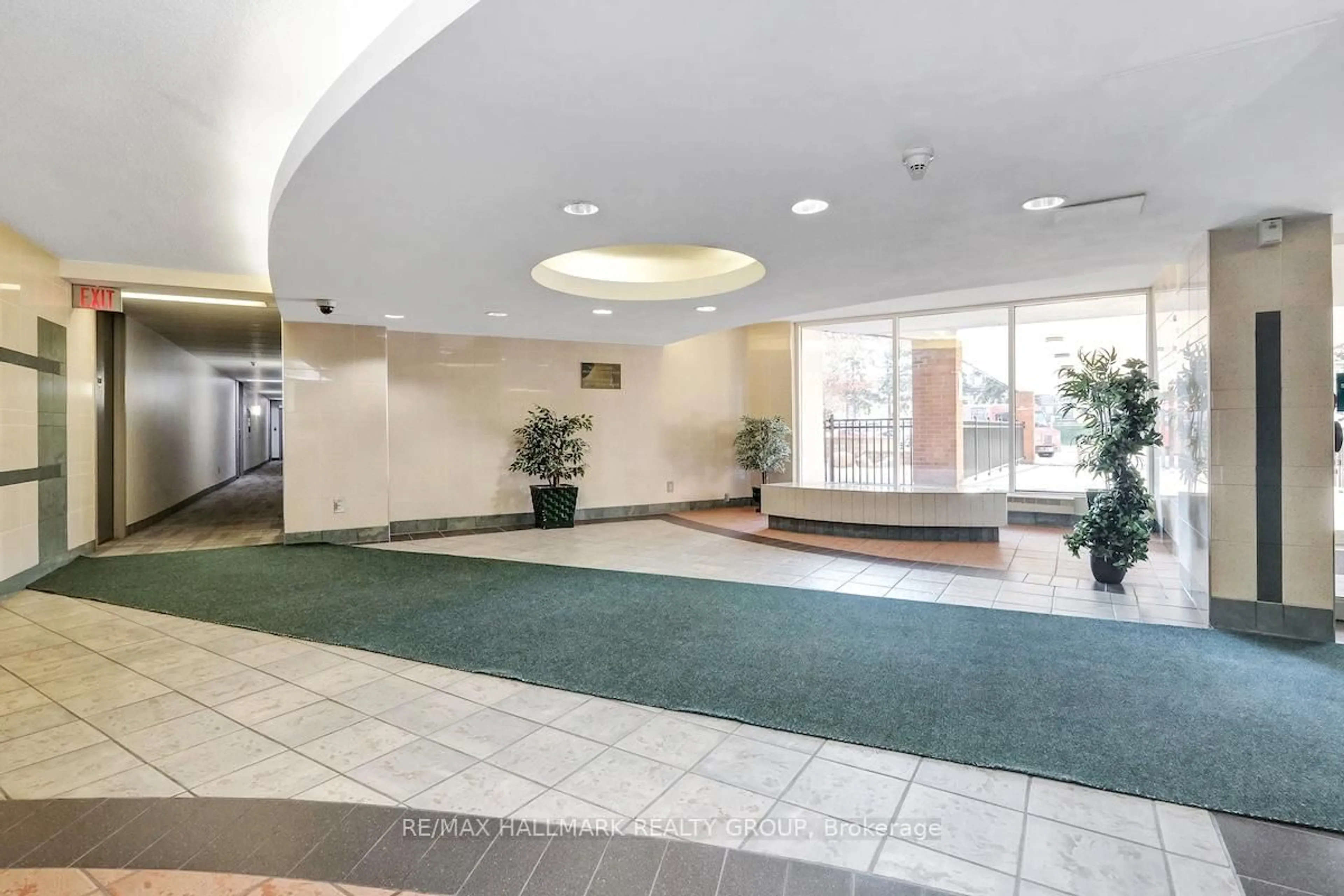 Indoor foyer for 2020 Jasmine Cres #414, Ottawa Ontario K1J 8K5