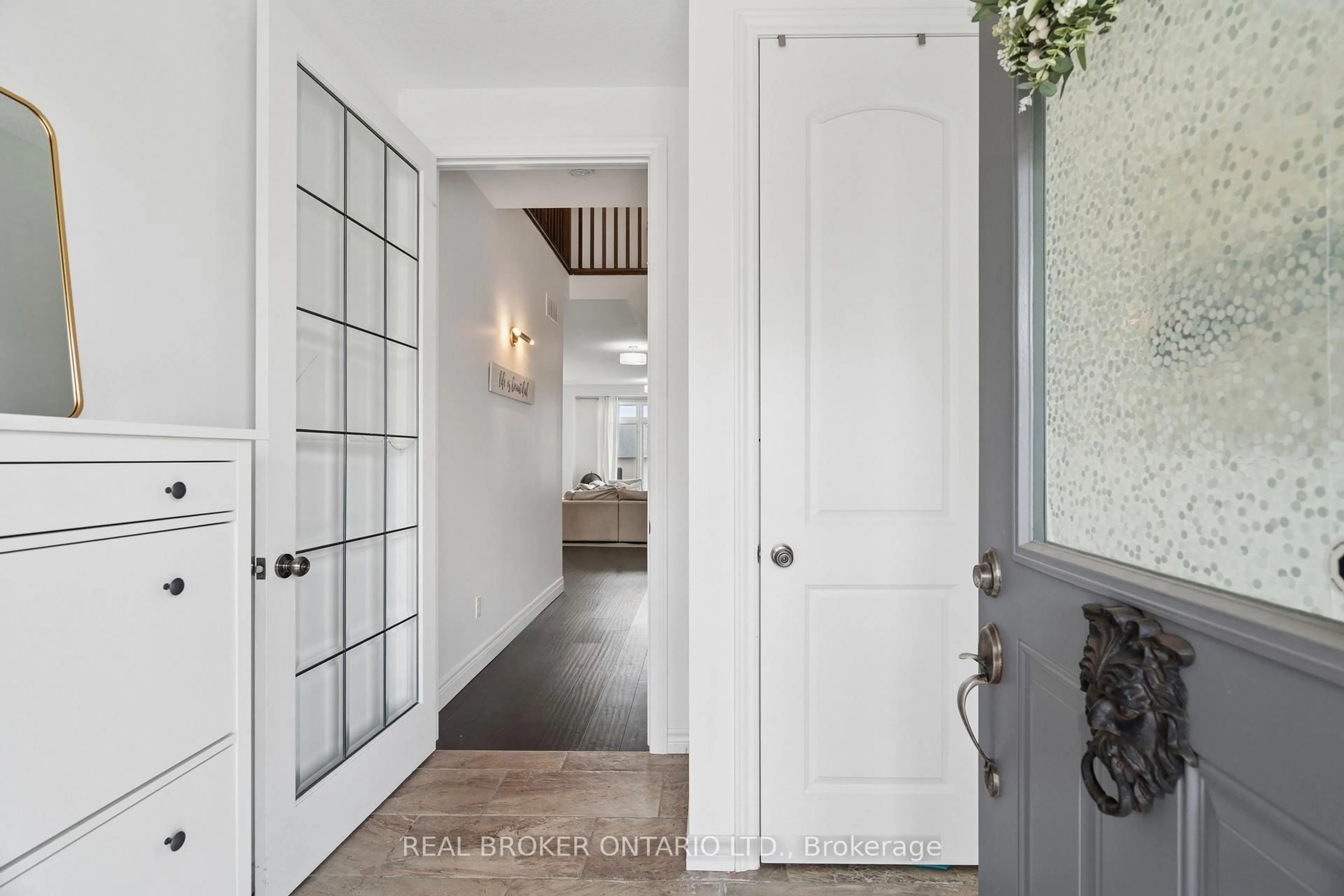 Indoor entryway for 152 Coker Cres, Guelph/Eramosa Ontario N0B 2K0