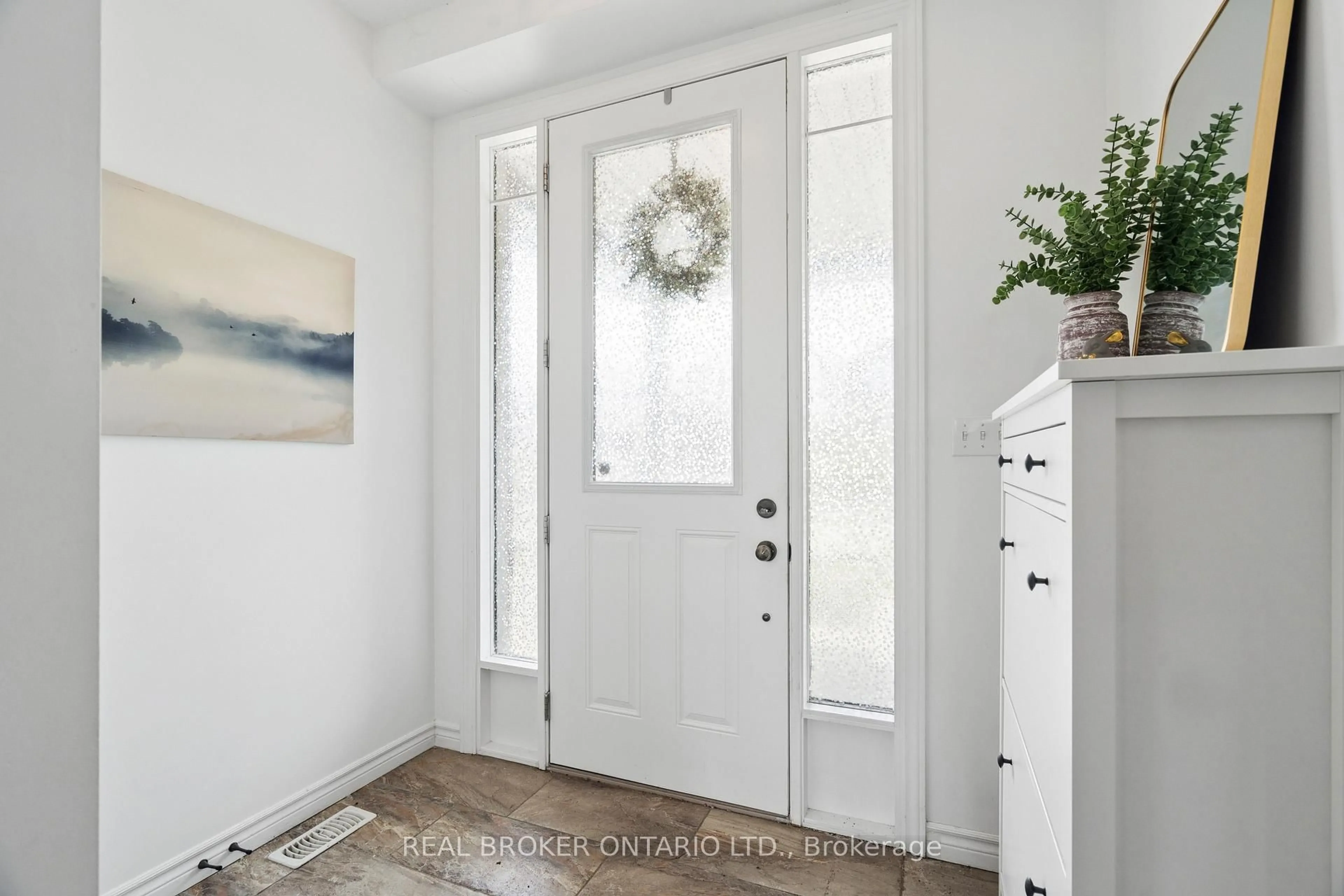 Indoor entryway for 152 Coker Cres, Guelph/Eramosa Ontario N0B 2K0