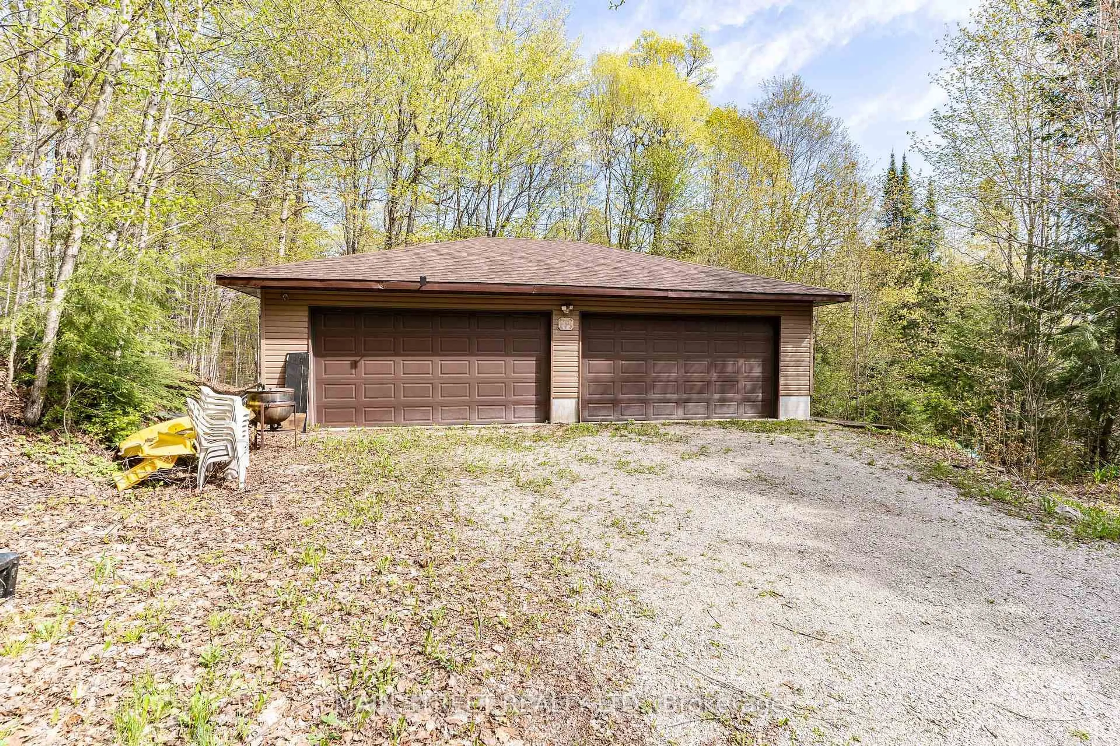 Indoor garage for 1146 Farmer Hays Dr, Algonquin Highlands Ontario P0A 1E0