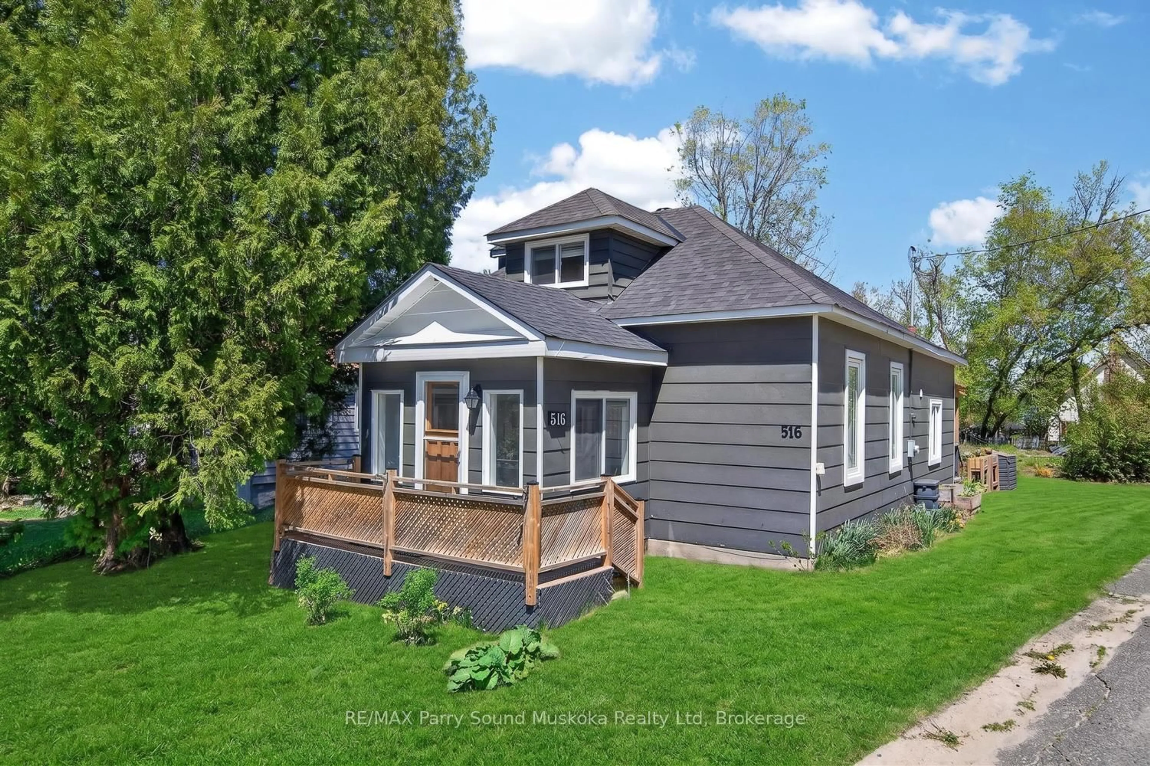 Home with vinyl exterior material, street for 516 High St, Georgian Bay Ontario P0C 1H0