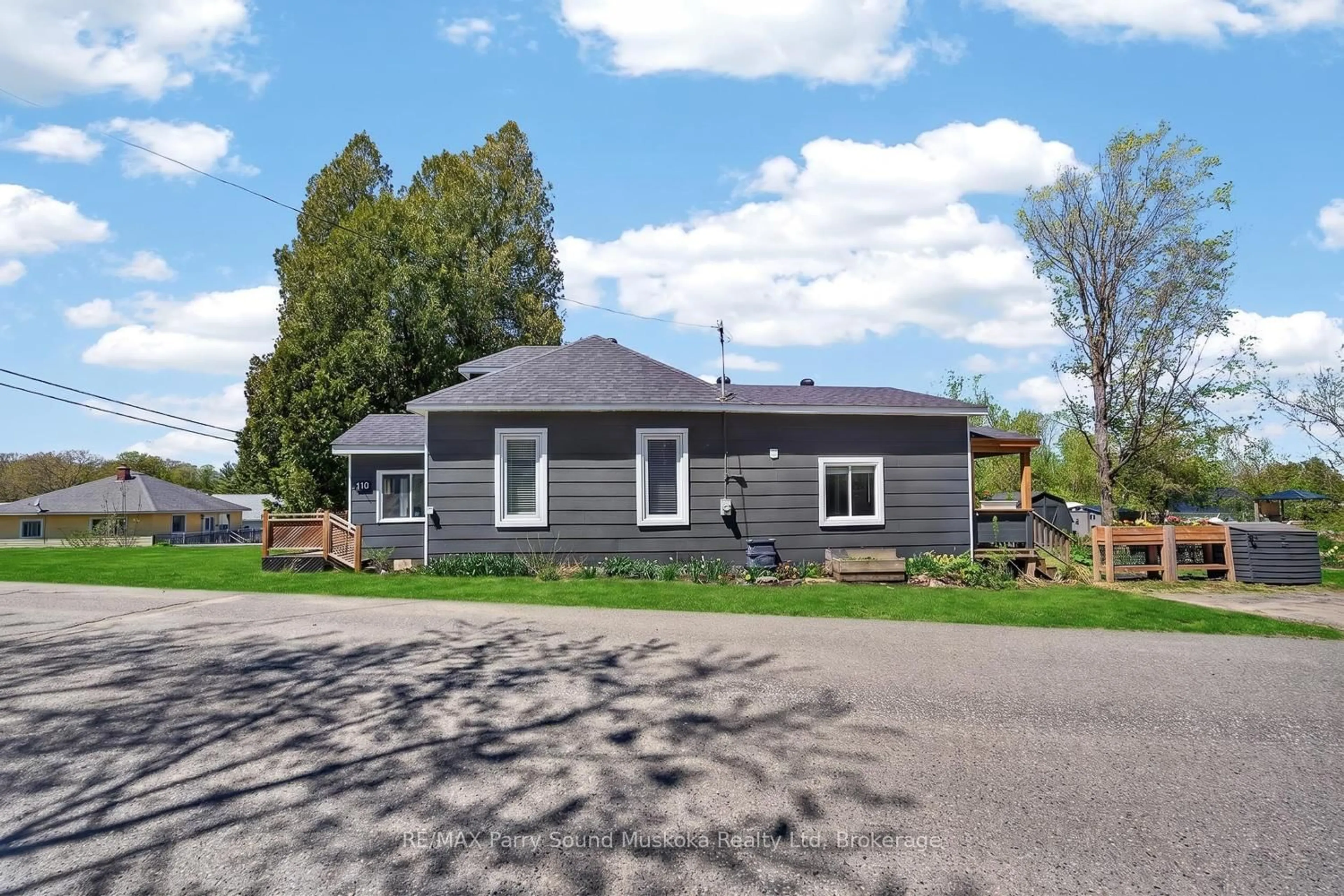 Home with vinyl exterior material, street for 516 High St, Georgian Bay Ontario P0C 1H0