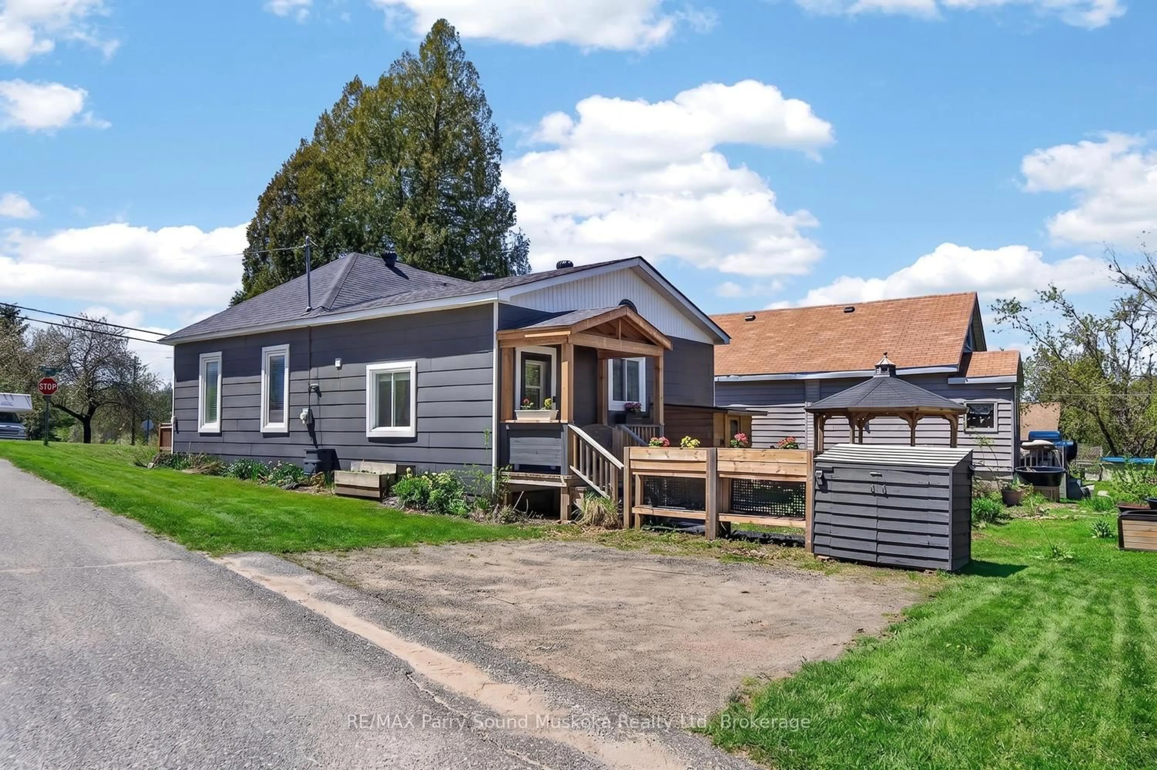 A pic from outside/outdoor area/front of a property/back of a property/a pic from drone, street for 516 High St, Georgian Bay Ontario P0C 1H0