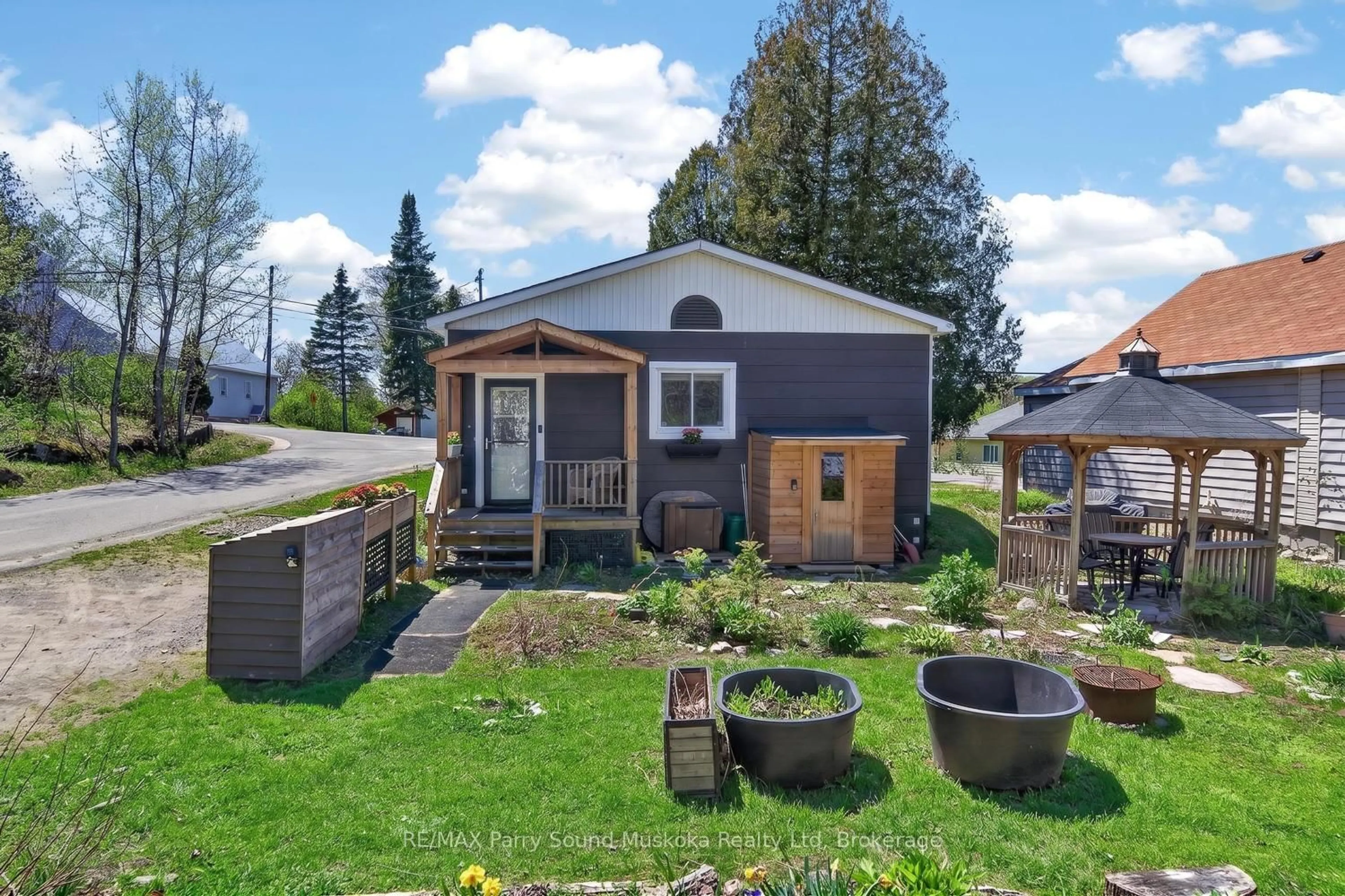 A pic from outside/outdoor area/front of a property/back of a property/a pic from drone, street for 516 High St, Georgian Bay Ontario P0C 1H0