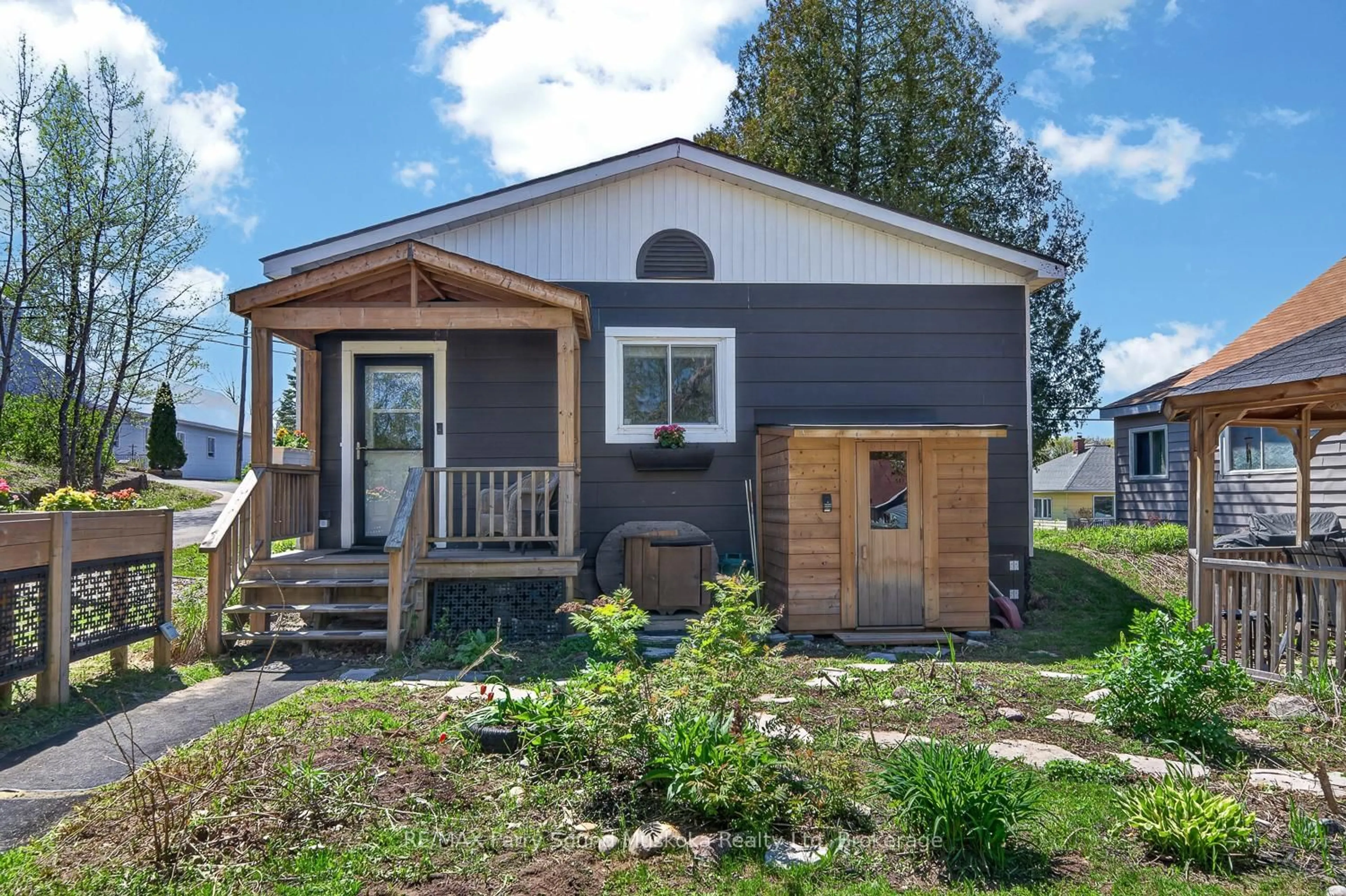 Home with vinyl exterior material, street for 516 High St, Georgian Bay Ontario P0C 1H0
