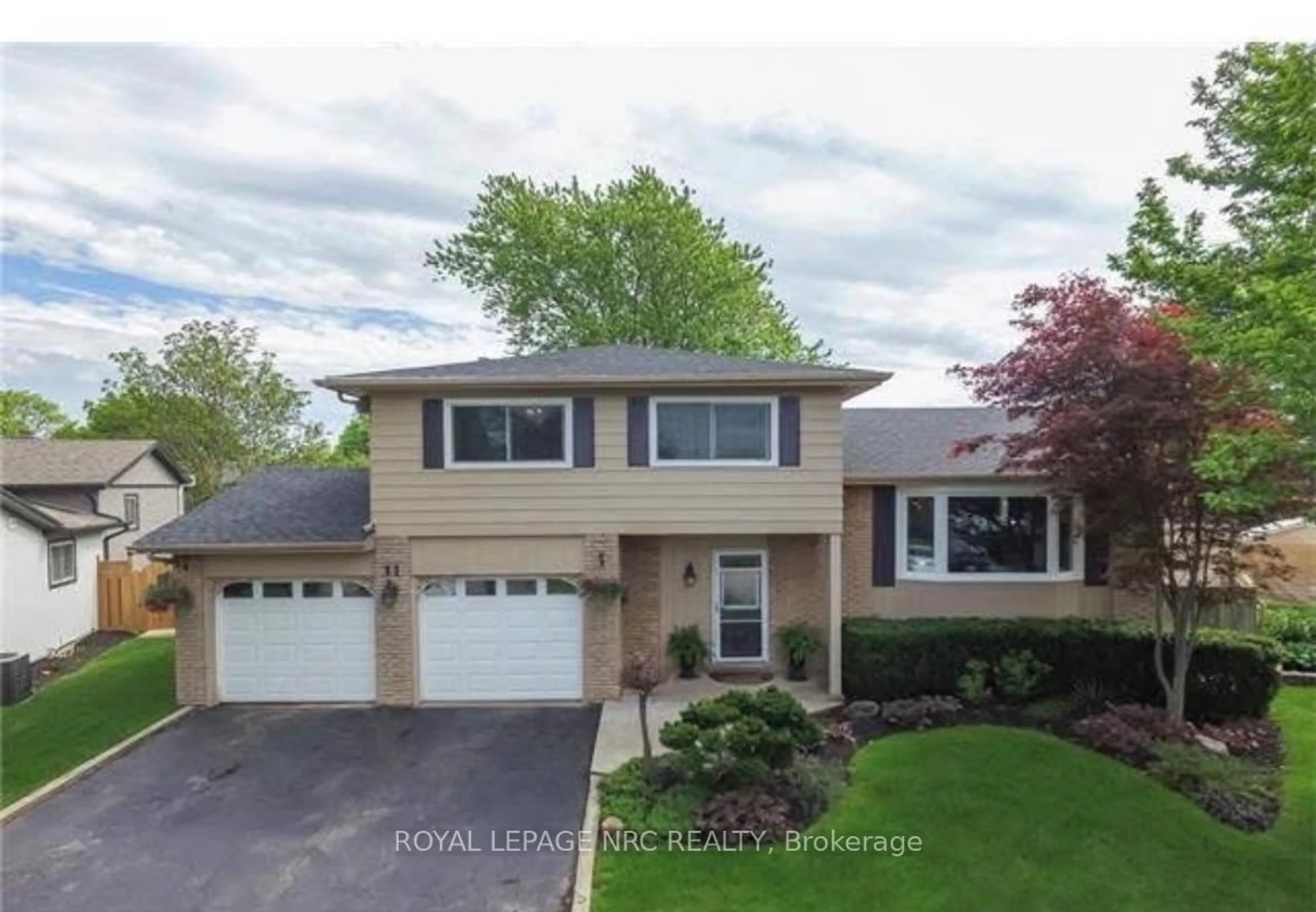 Home with vinyl exterior material, street for 11 SHELDONBURY Crt, St. Catharines Ontario L2N 6G8