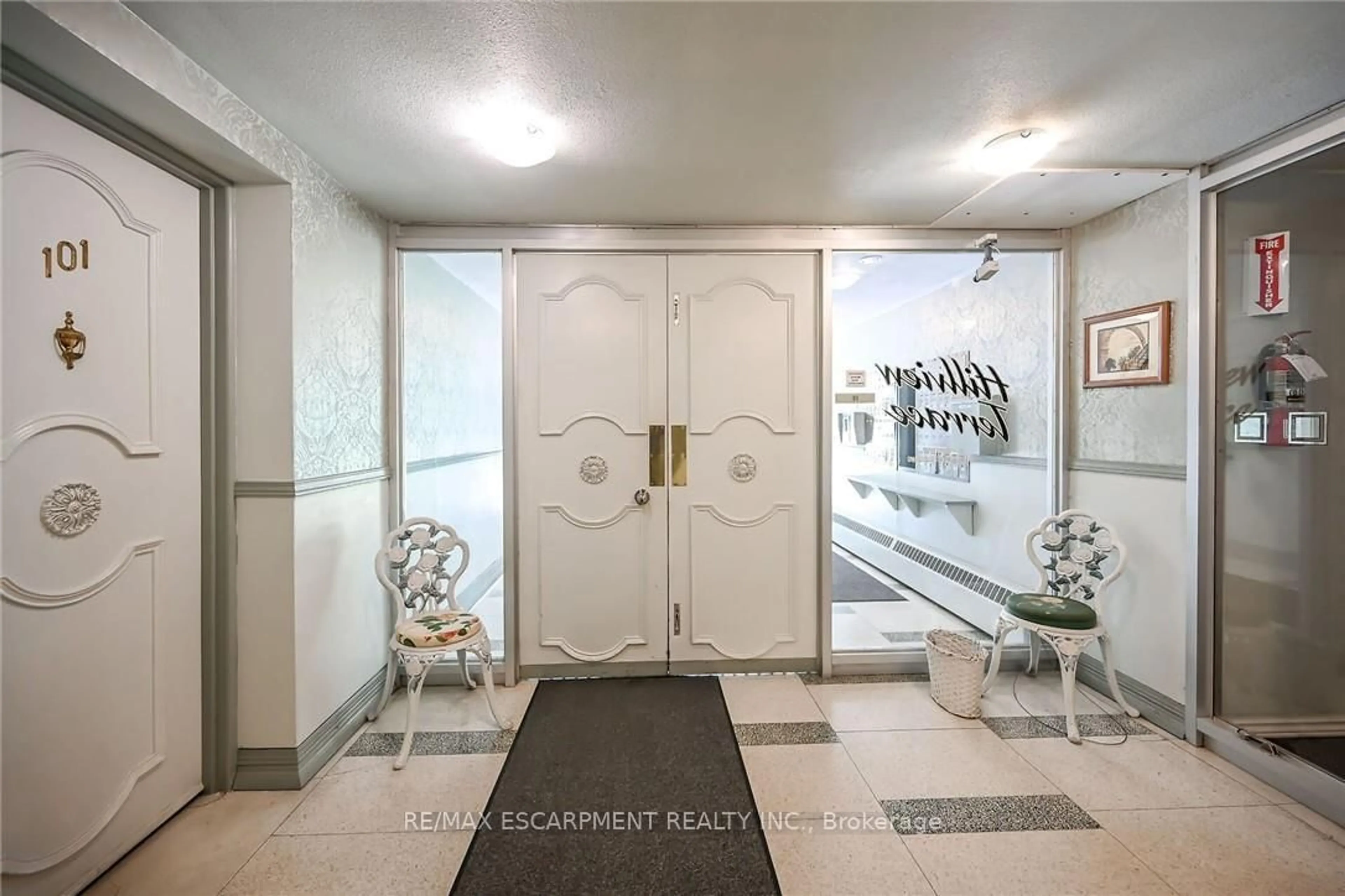 Indoor foyer for 107 ST JOSEPH'S Dr #405, Hamilton Ontario L8N 2G1