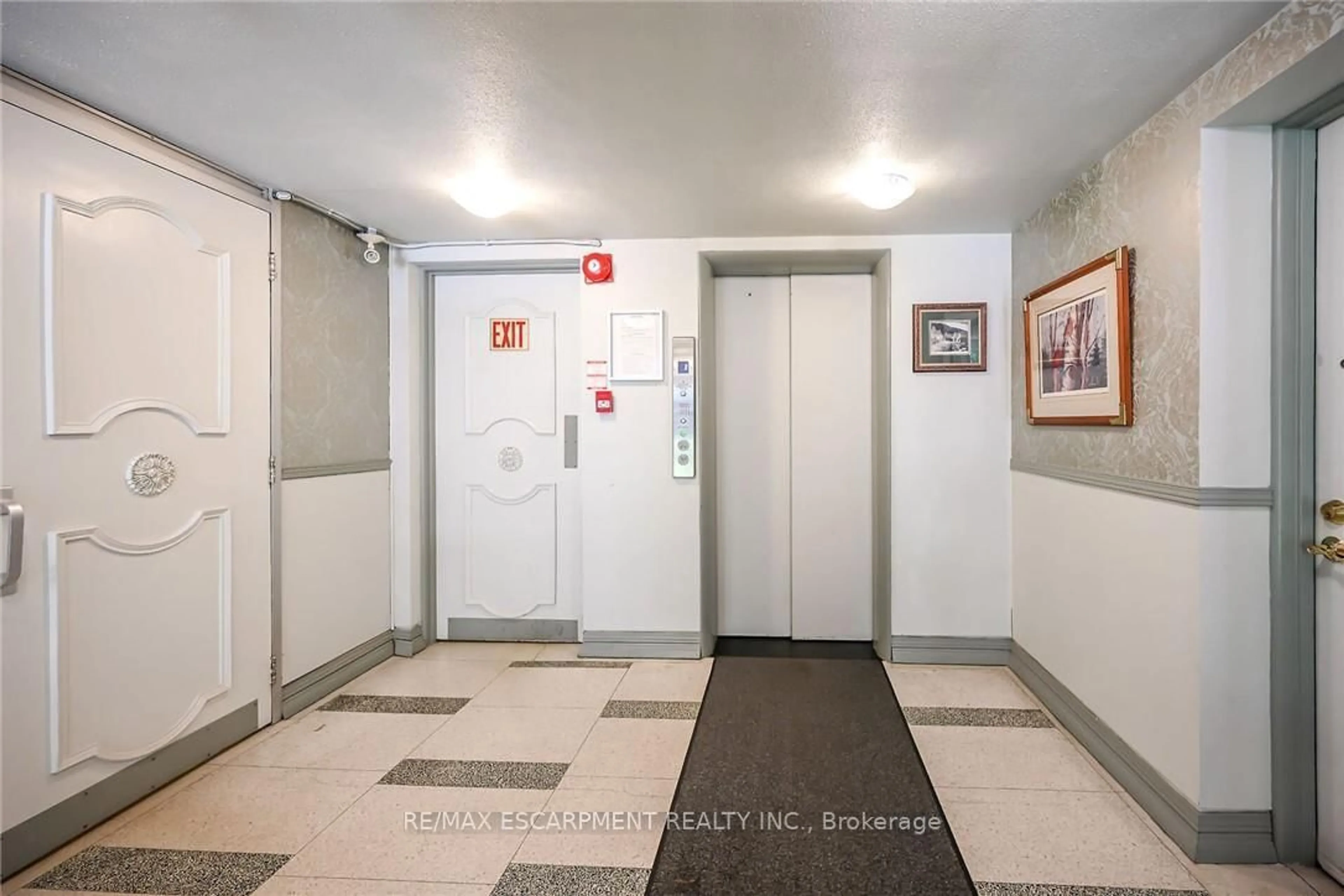 Indoor foyer for 107 ST JOSEPH'S Dr #405, Hamilton Ontario L8N 2G1