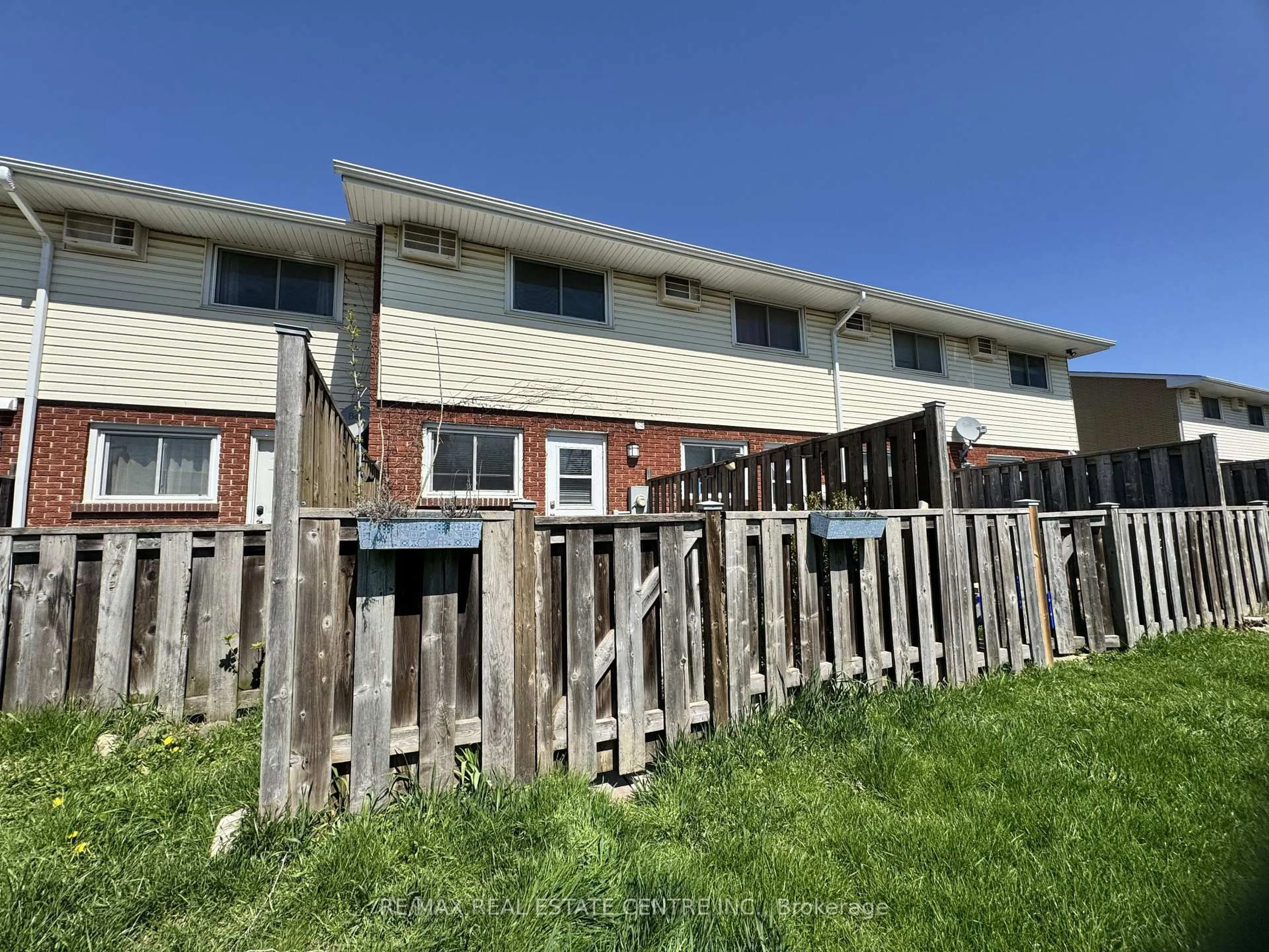 A pic from outside/outdoor area/front of a property/back of a property/a pic from drone, building for 71D Wellesley Cres #D, London East Ontario N5V 1J6