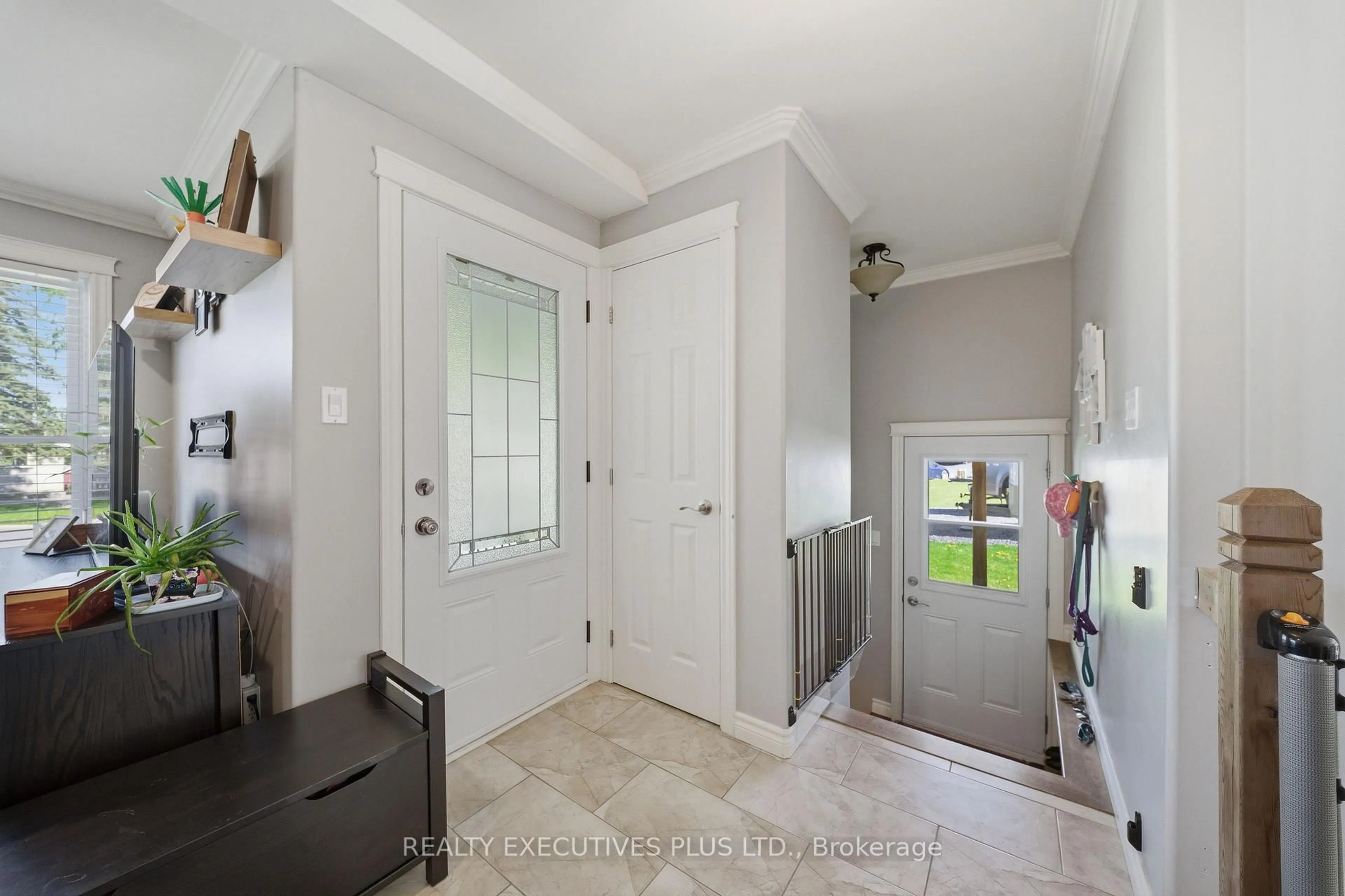 Indoor entryway for 448 Dominion St, North Glengarry Ontario K0C 1A0