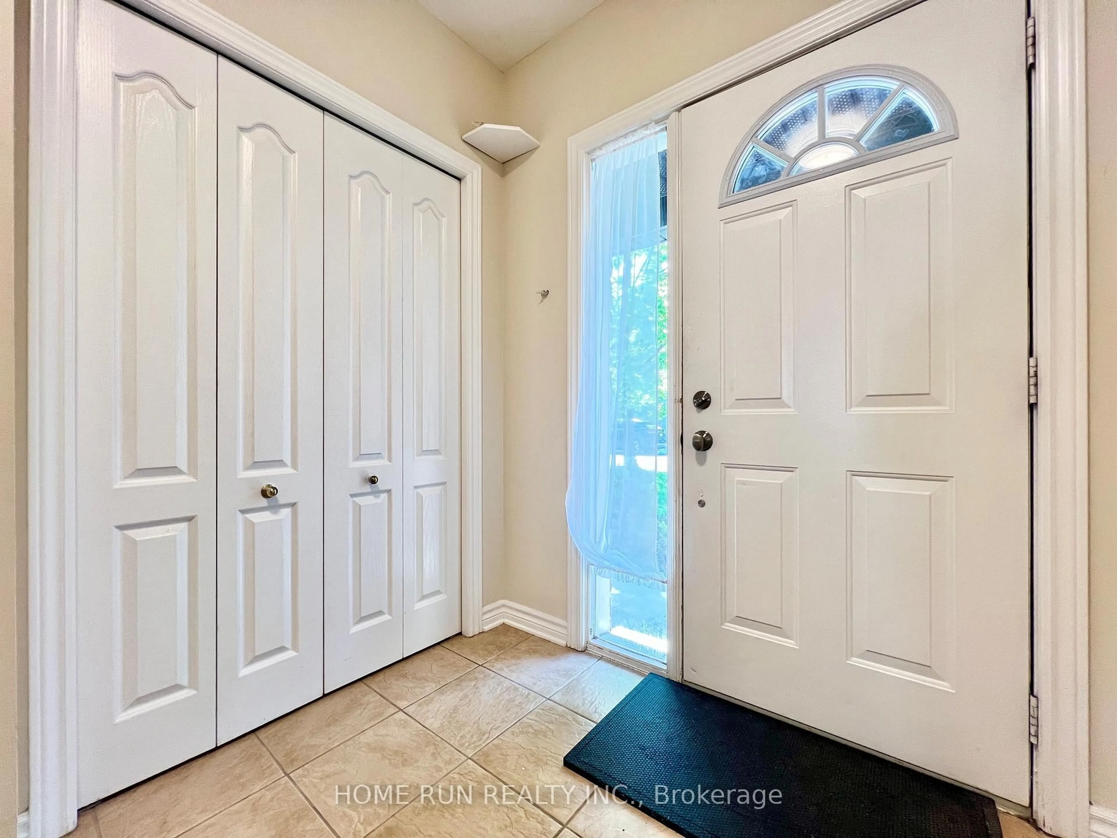 Indoor entryway for 217 Deerfox Dr, Ottawa Ontario K2J 4W8