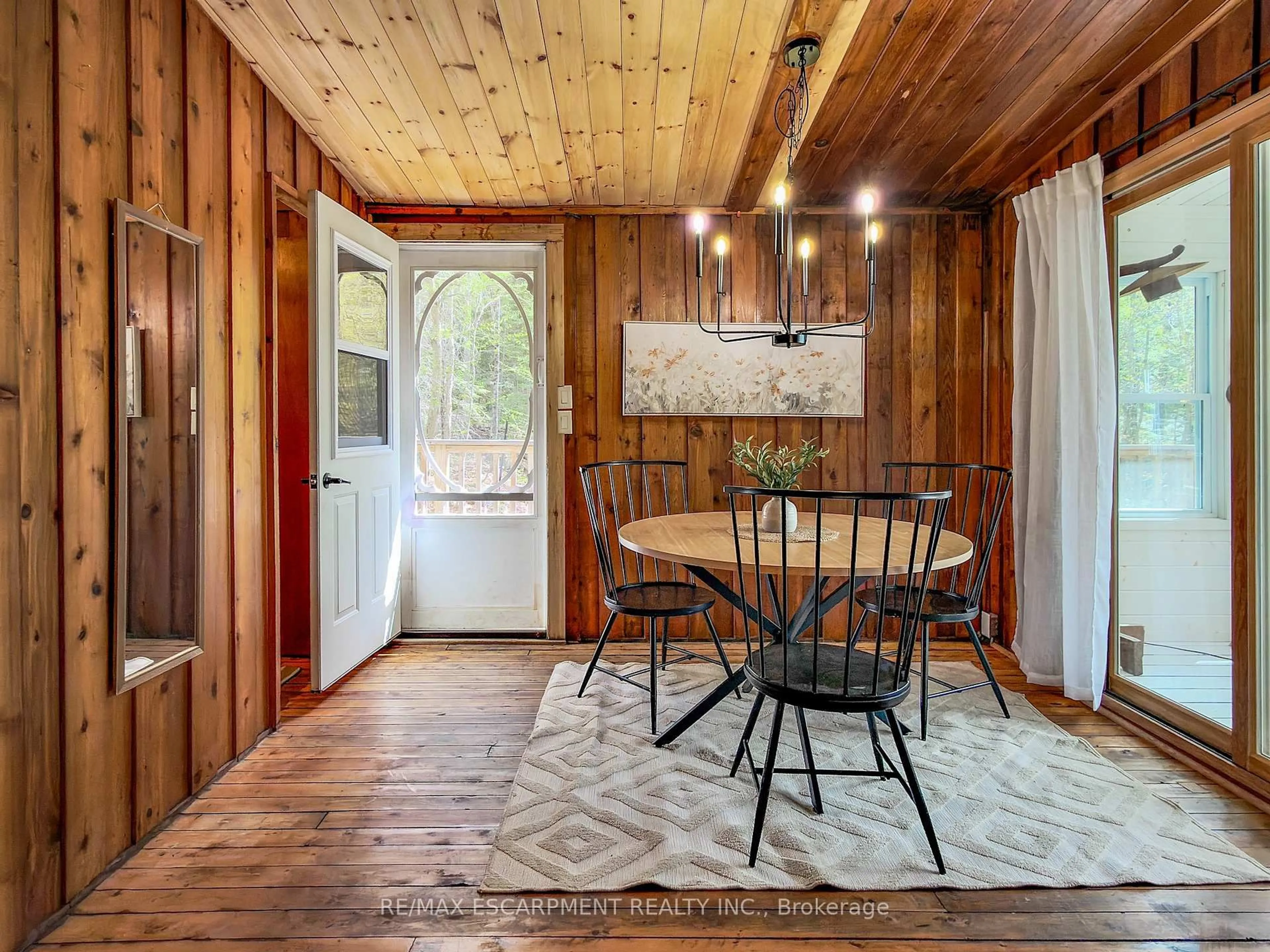 Dining room, wood/laminate floor for 2787 Watts Rd, Dysart et al Ontario K0M 1S0