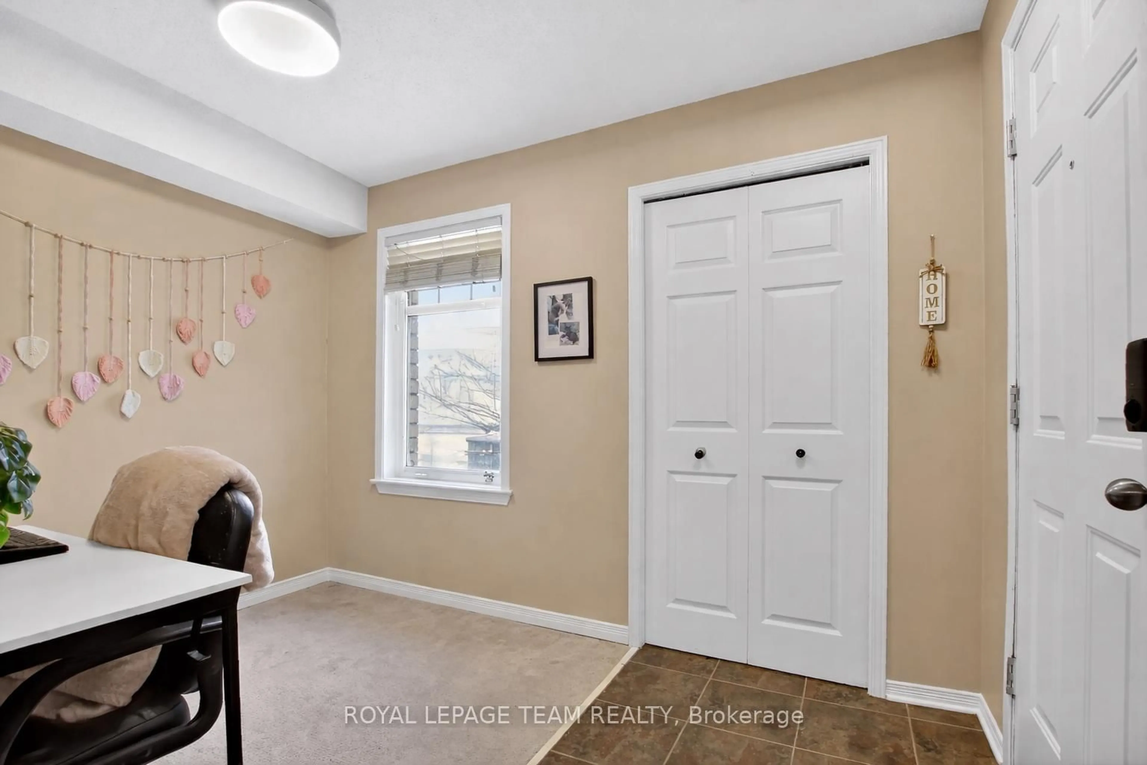 Indoor entryway for 255 Deercroft Ave, Ottawa Ontario K2J 5J9
