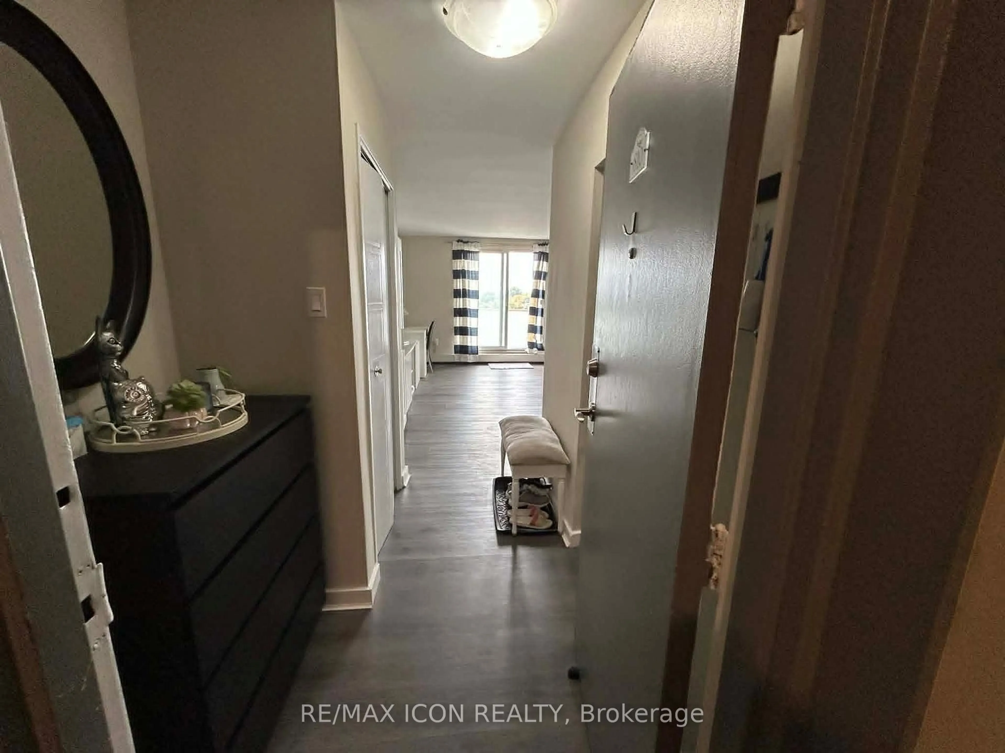 Indoor entryway for 573 Mornington Ave #810, London East Ontario N5Y 4T9