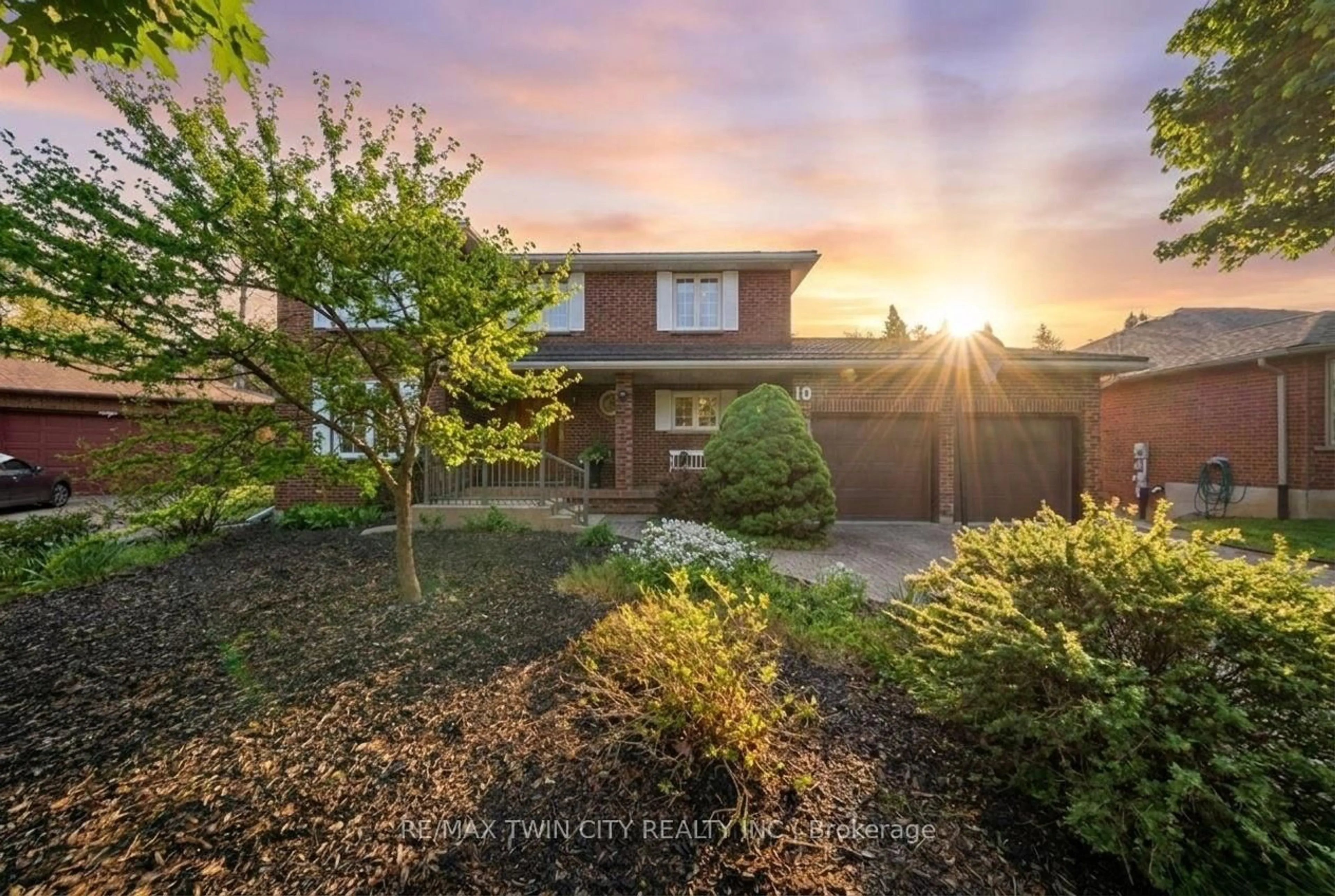A pic from outside/outdoor area/front of a property/back of a property/a pic from drone, street for 10 Riva Rdge, Brantford Ontario N3P 1R9