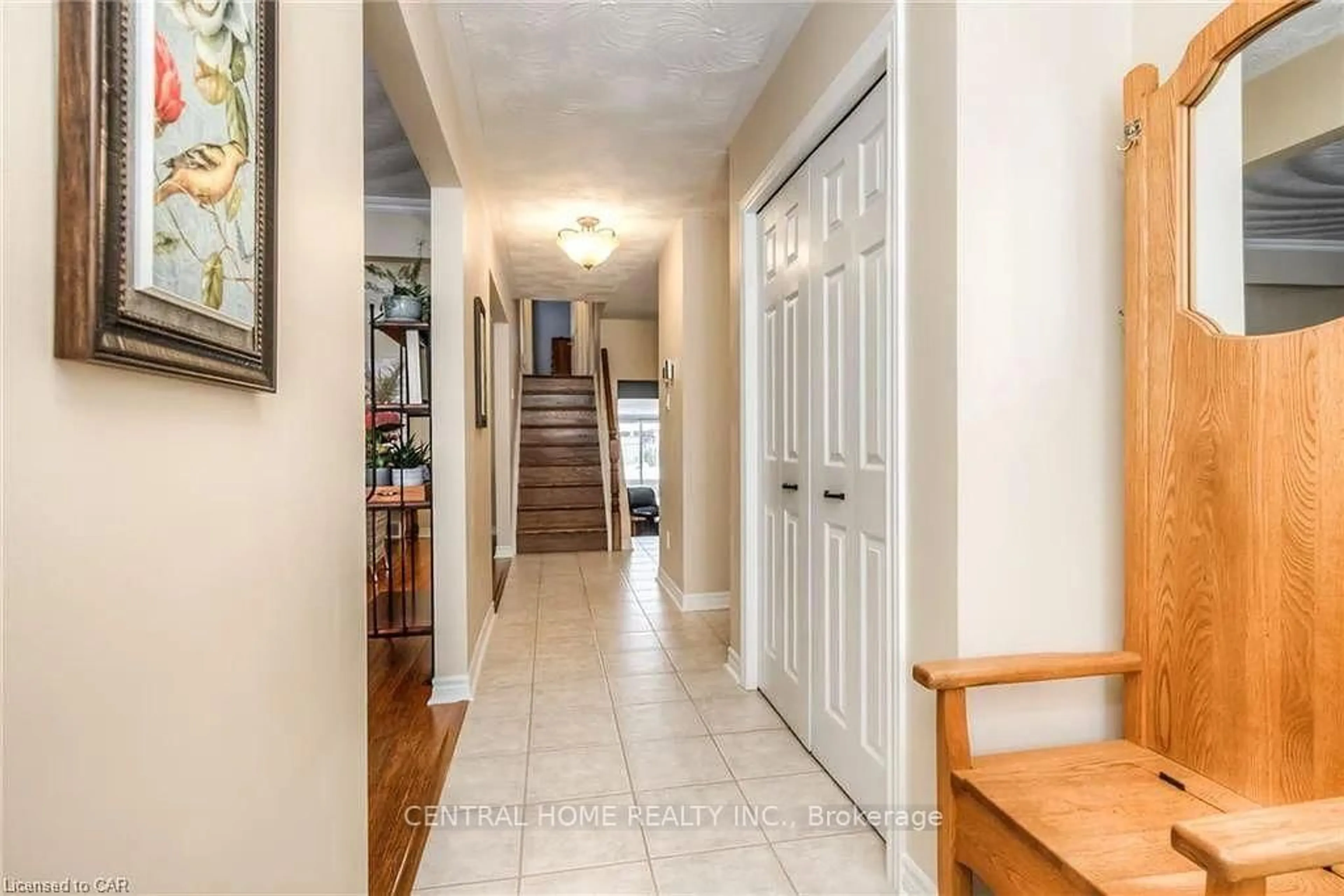 Indoor entryway for 100 Biehn Dr, Kitchener Ontario N2R 1M5