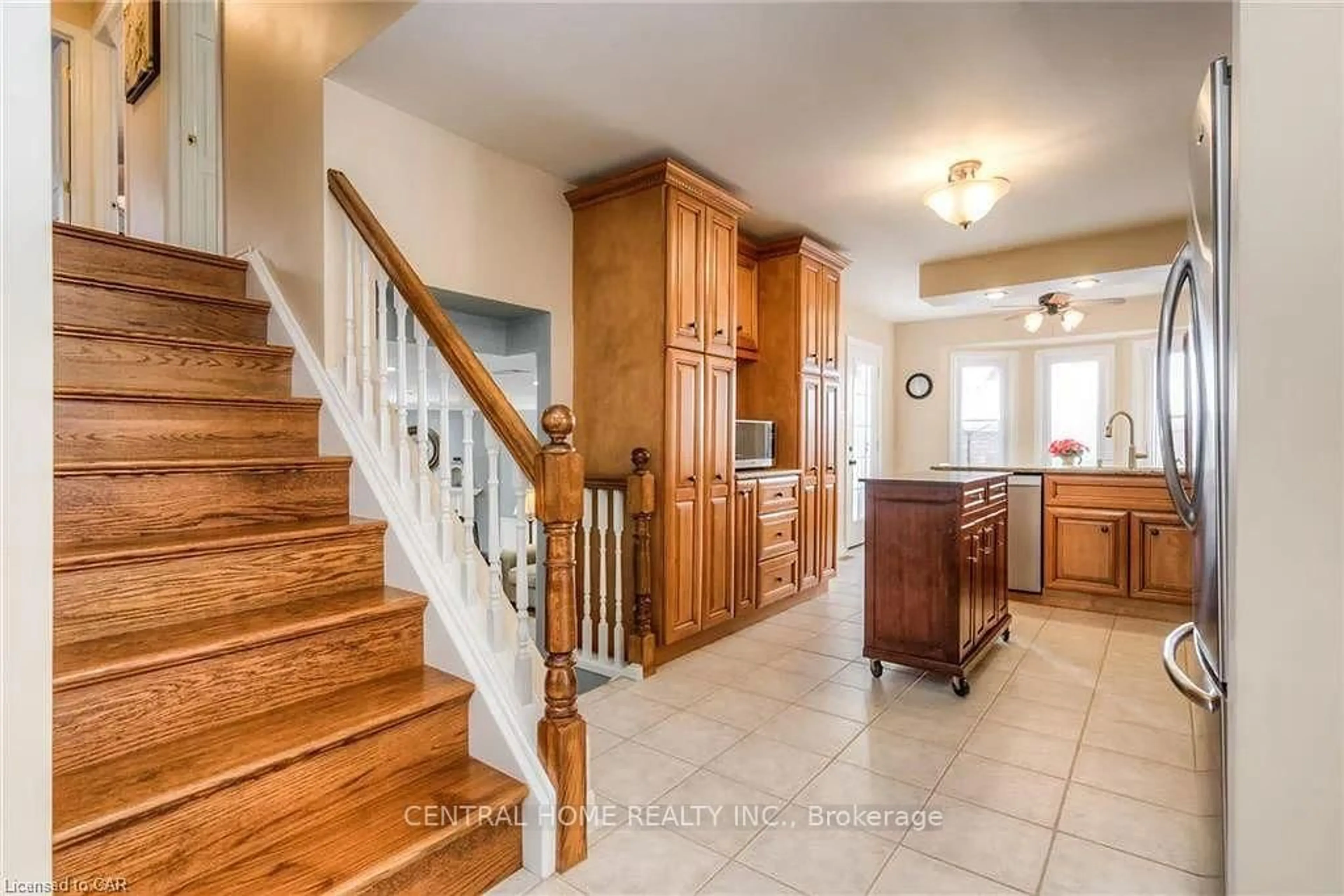 Indoor entryway for 100 Biehn Dr, Kitchener Ontario N2R 1M5