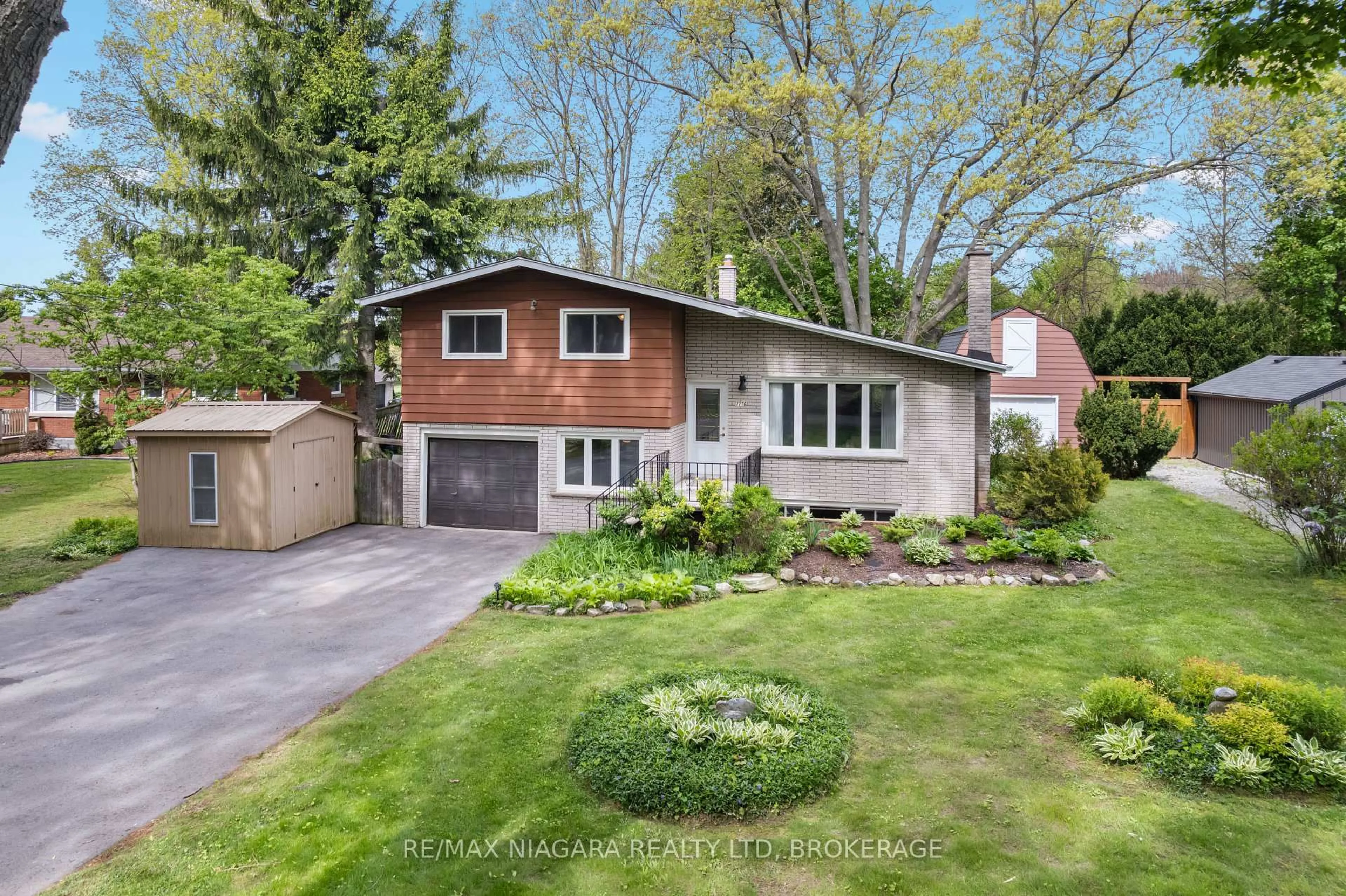 Home with brick exterior material, street for 1176 Sunset Dr, Pelham Ontario L0S 1C0