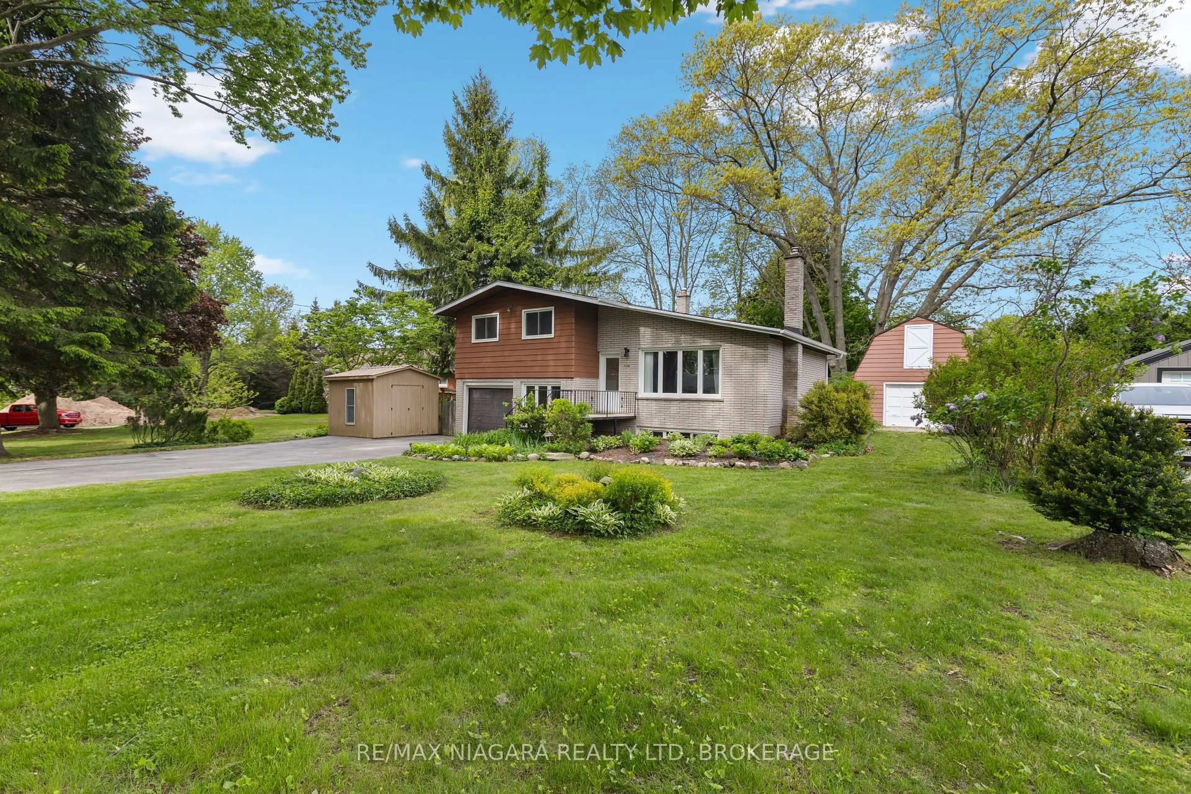 A pic from outside/outdoor area/front of a property/back of a property/a pic from drone, street for 1176 Sunset Dr, Pelham Ontario L0S 1C0